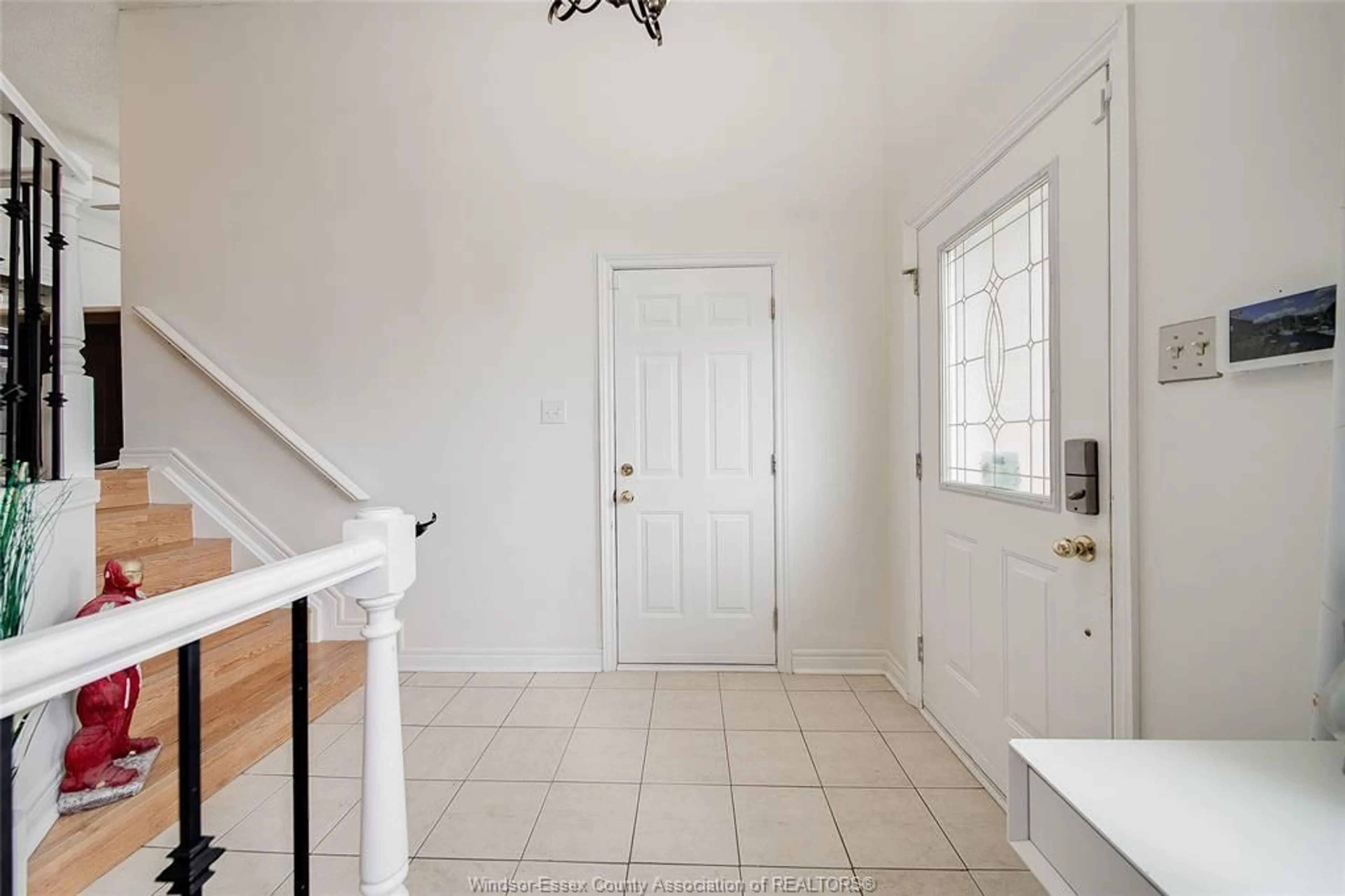 Indoor entryway for 1565 HEATHERGLEN, Tecumseh Ontario N8N 5B5