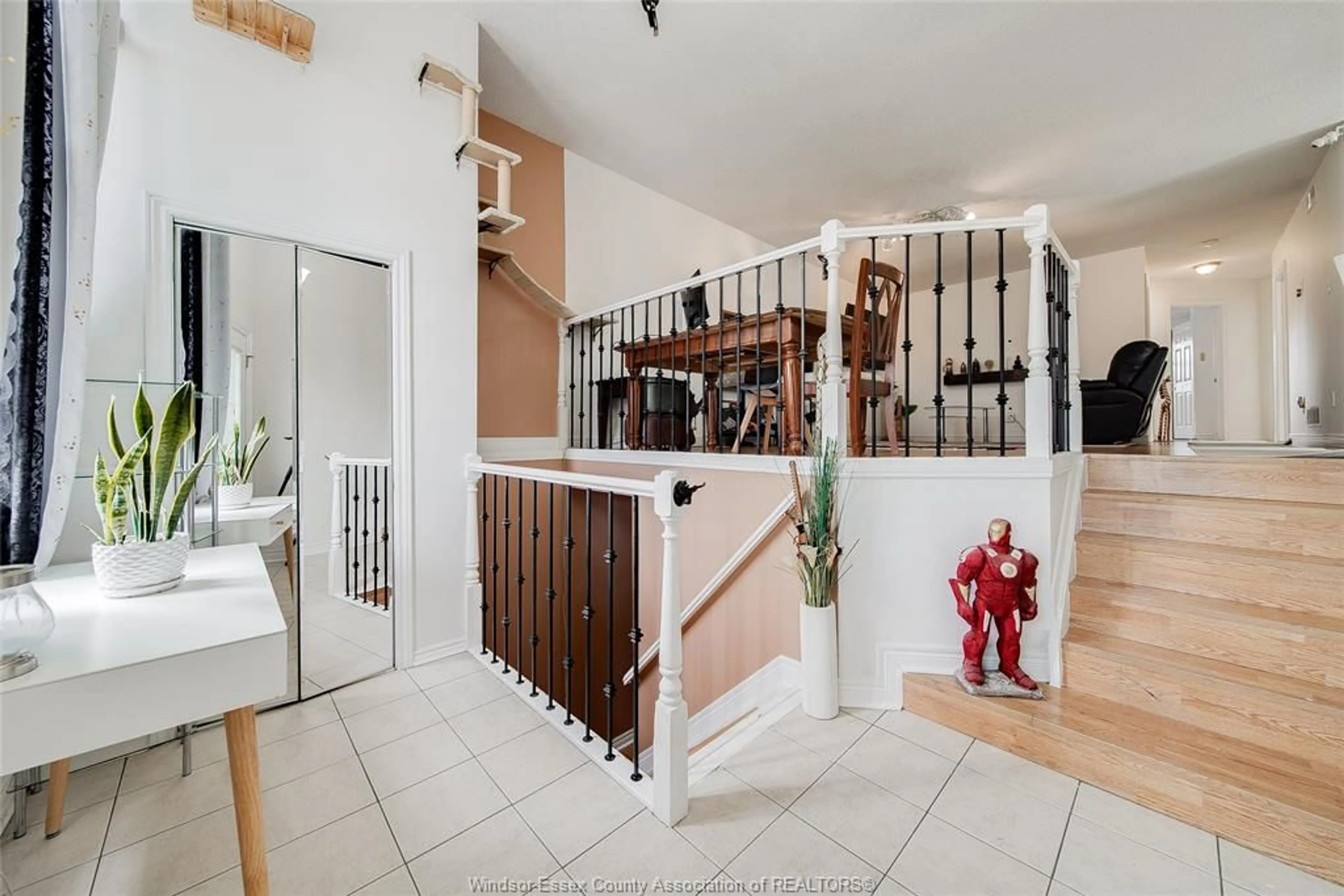 Indoor foyer for 1565 HEATHERGLEN, Tecumseh Ontario N8N 5B5