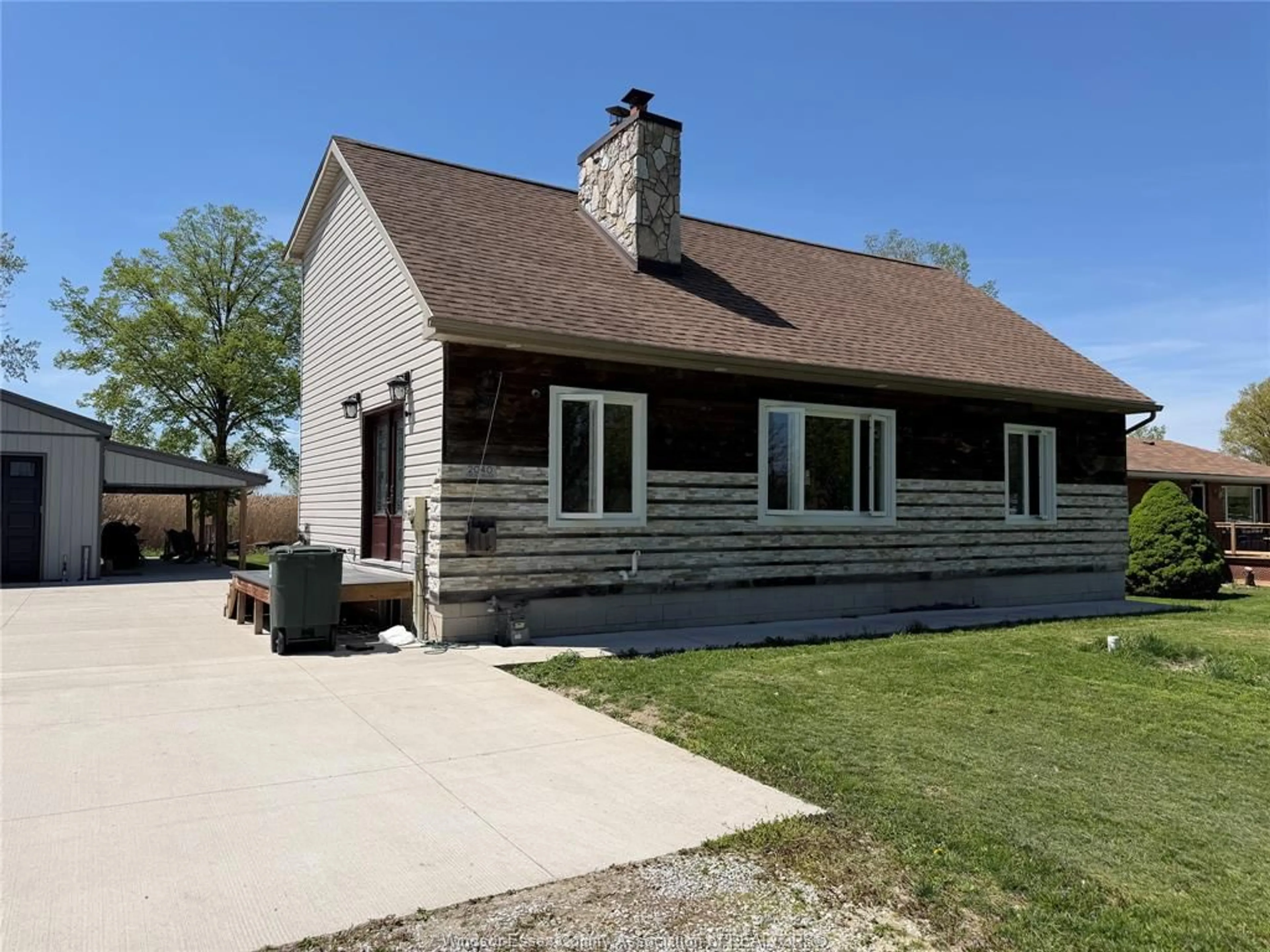 Home with vinyl exterior material, building for 2040 FRONT Rd, Amherstburg Ontario N9V 3R3