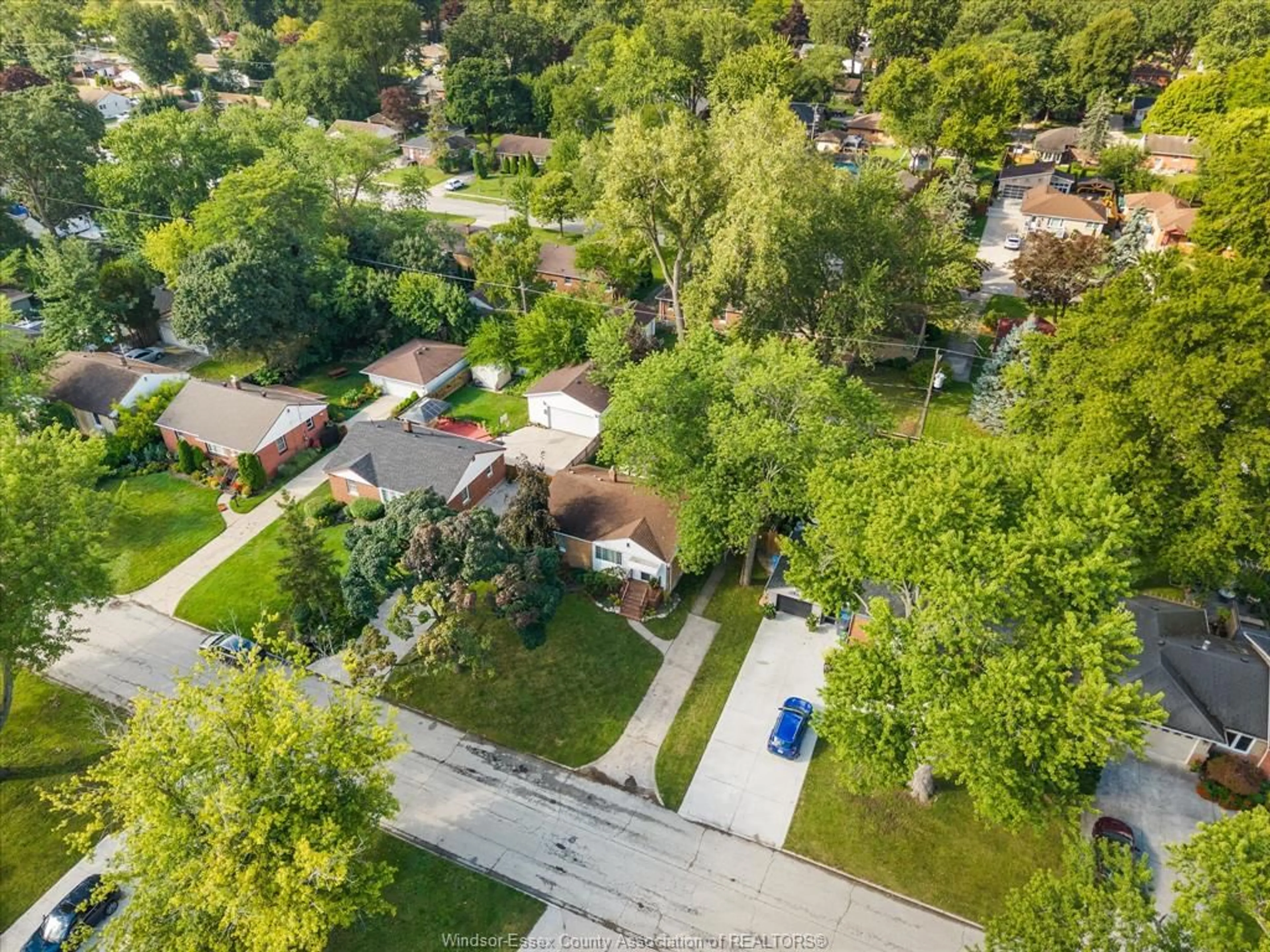 A pic from outside/outdoor area/front of a property/back of a property/a pic from drone, street for 3265 Longfellow Ave, Windsor Ontario N9E 2L7