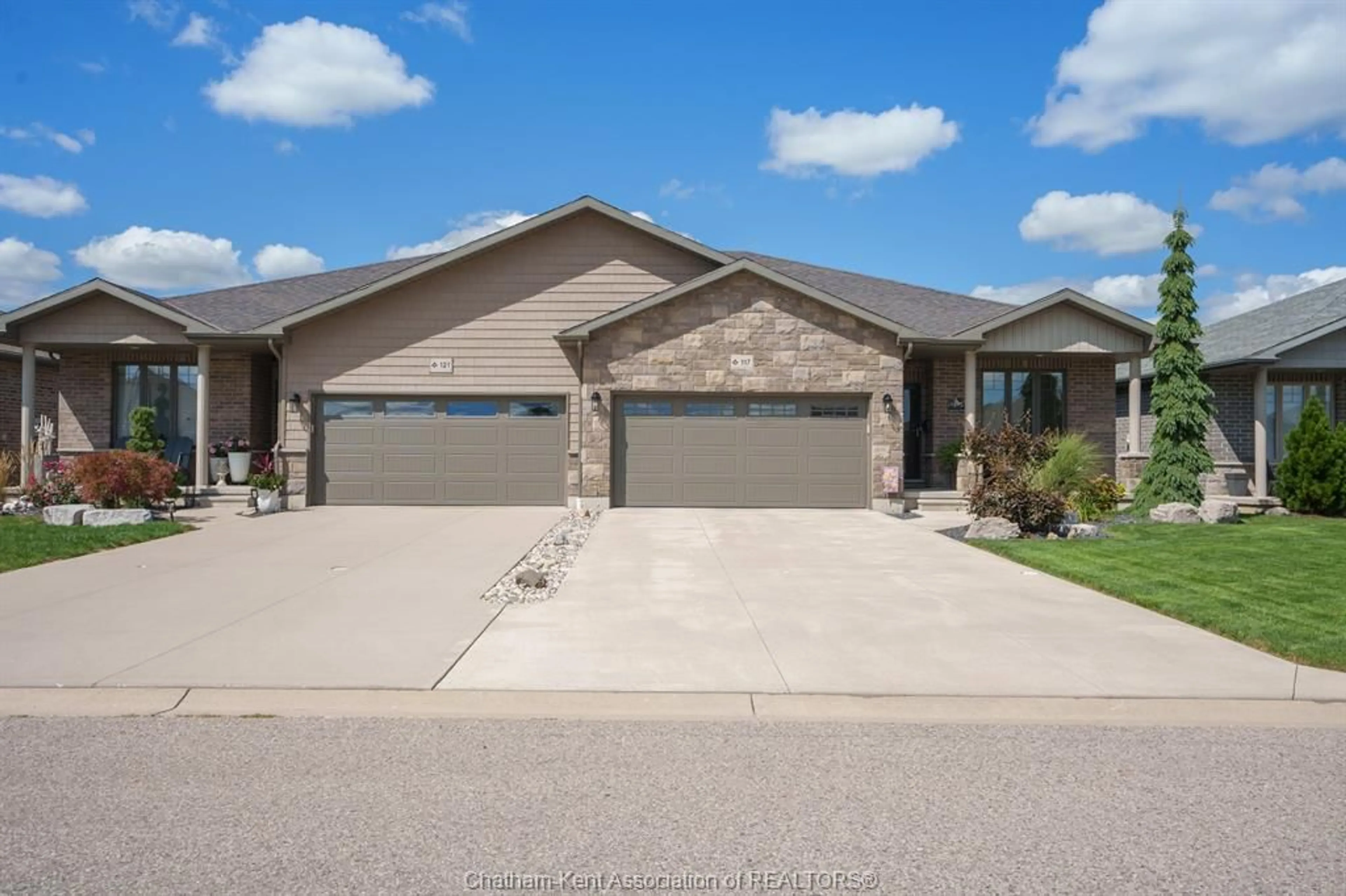 Home with brick exterior material, street for 117 COTTAGE Pl, Chatham Ontario N7L 0B7