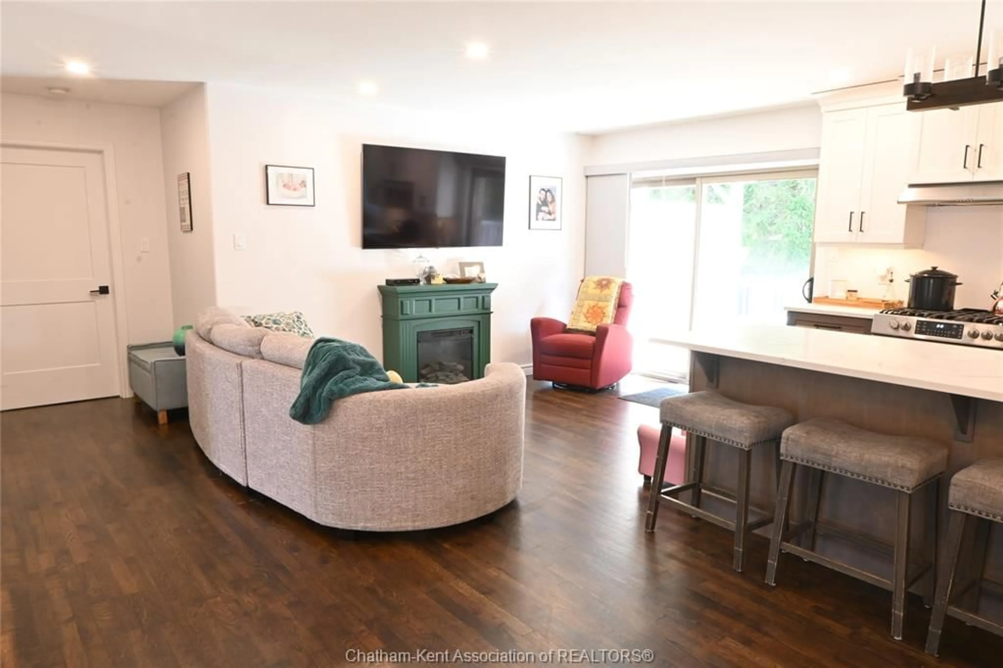 Living room with furniture, wood/laminate floor for 5 Parkside Cres, Ridgetown Ontario N0P 2C0