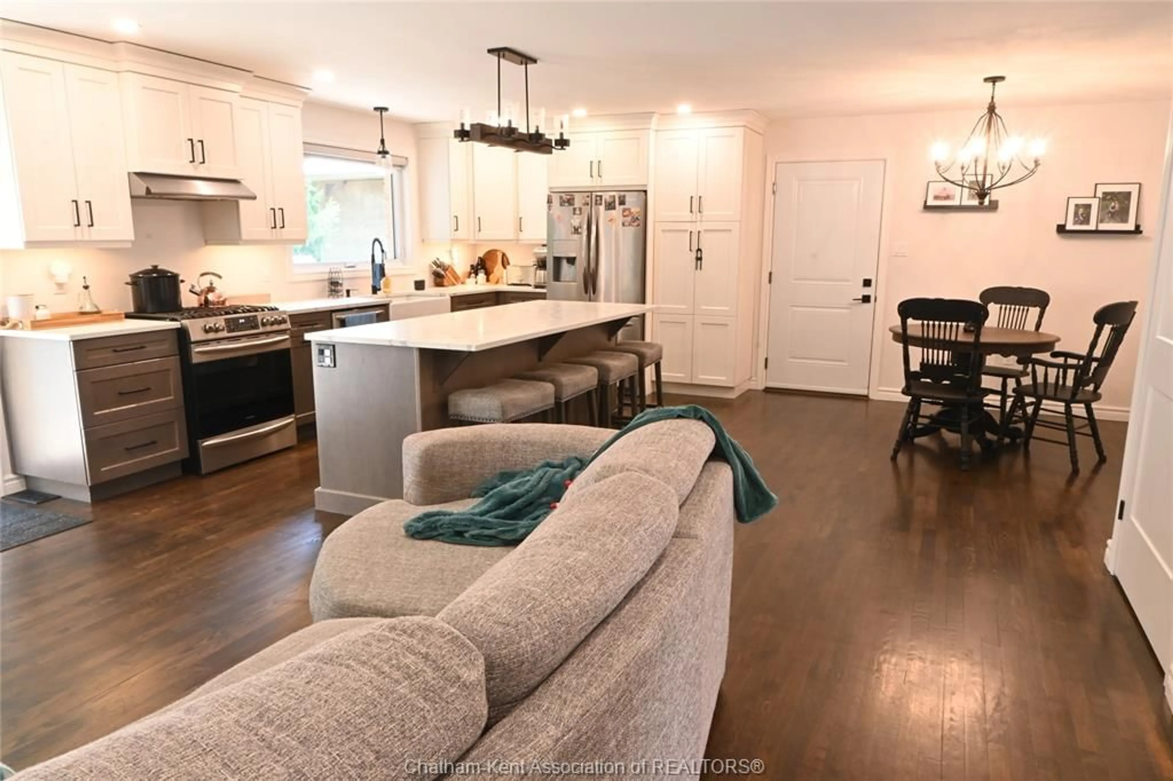 Open concept kitchen, wood/laminate floor for 5 Parkside Cres, Ridgetown Ontario N0P 2C0