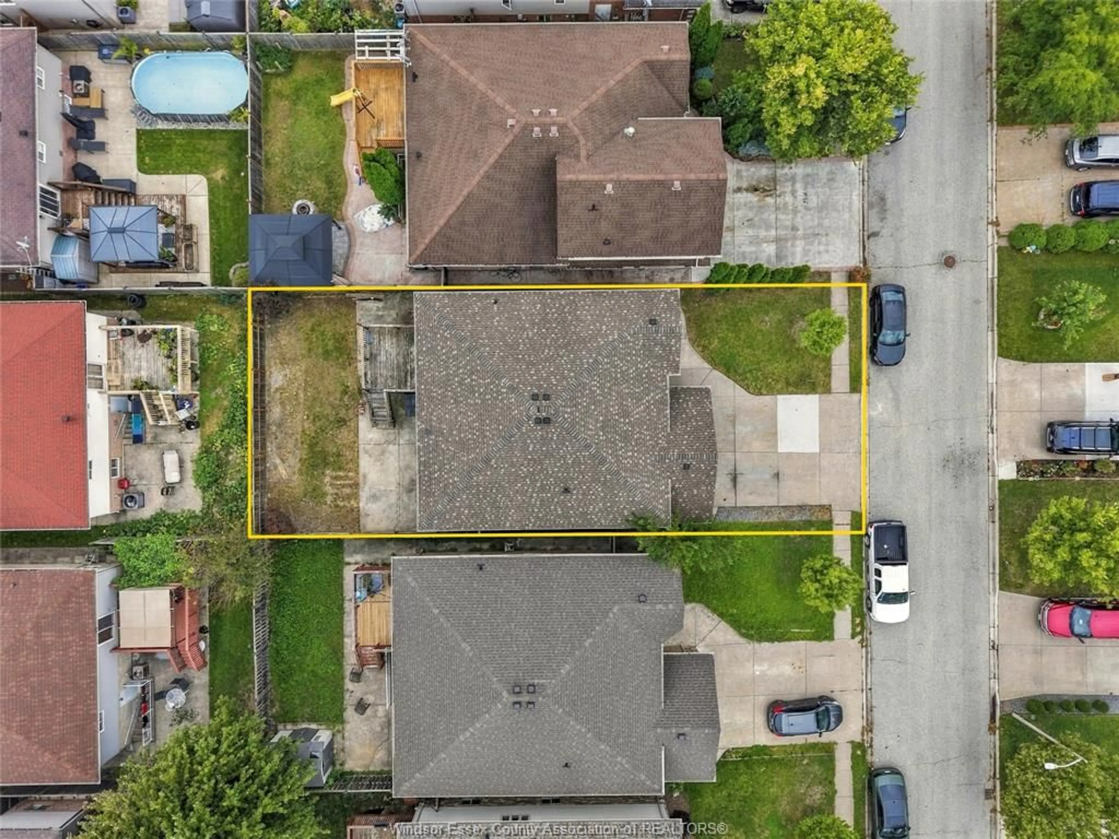 A pic from outside/outdoor area/front of a property/back of a property/a pic from drone, street for 4610 BRUNSWICK Ave, Windsor Ontario N9G 3G7