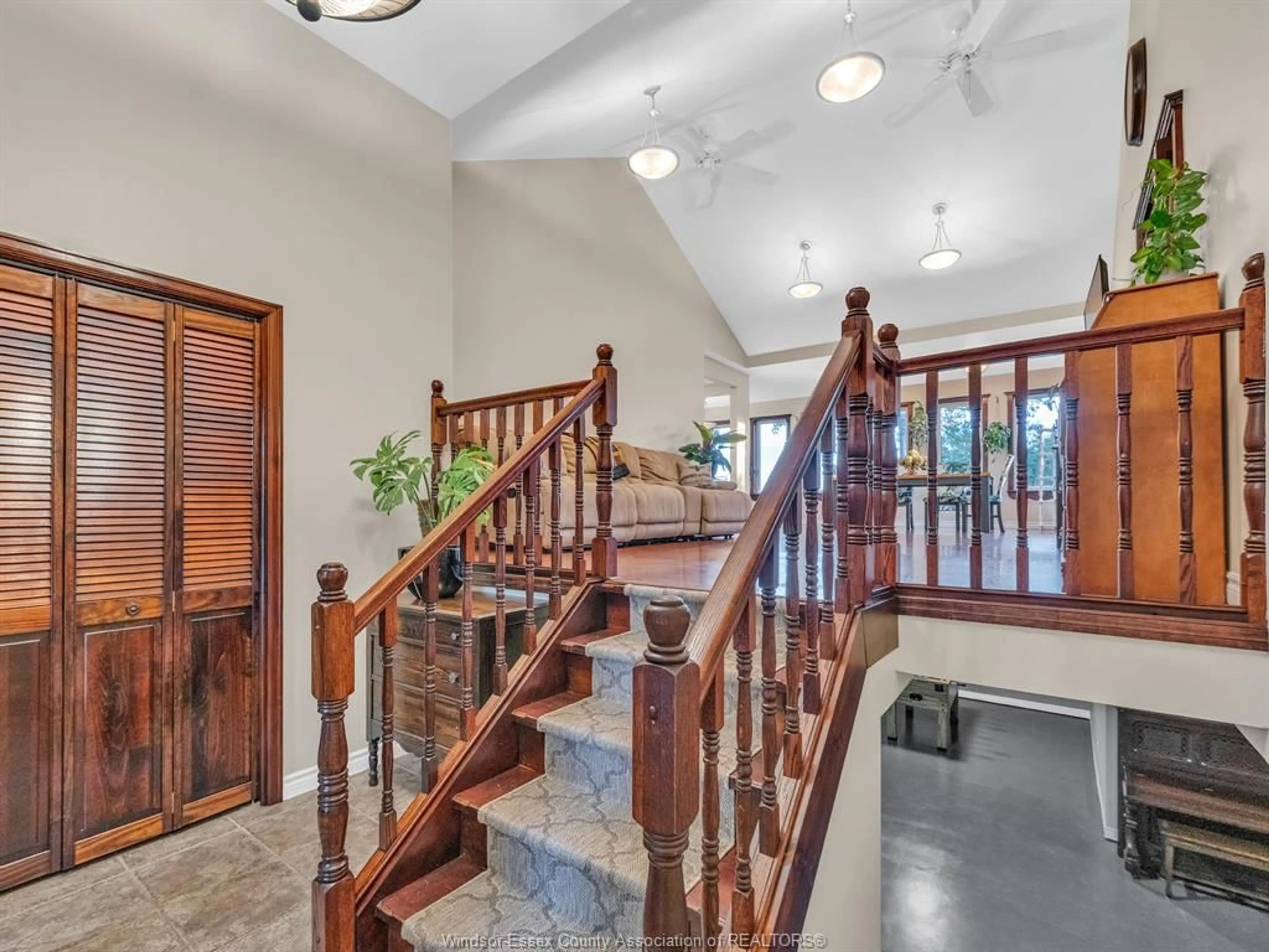Indoor foyer for 15461 COUNTY RD 8, Essex Ontario N0R 1L0