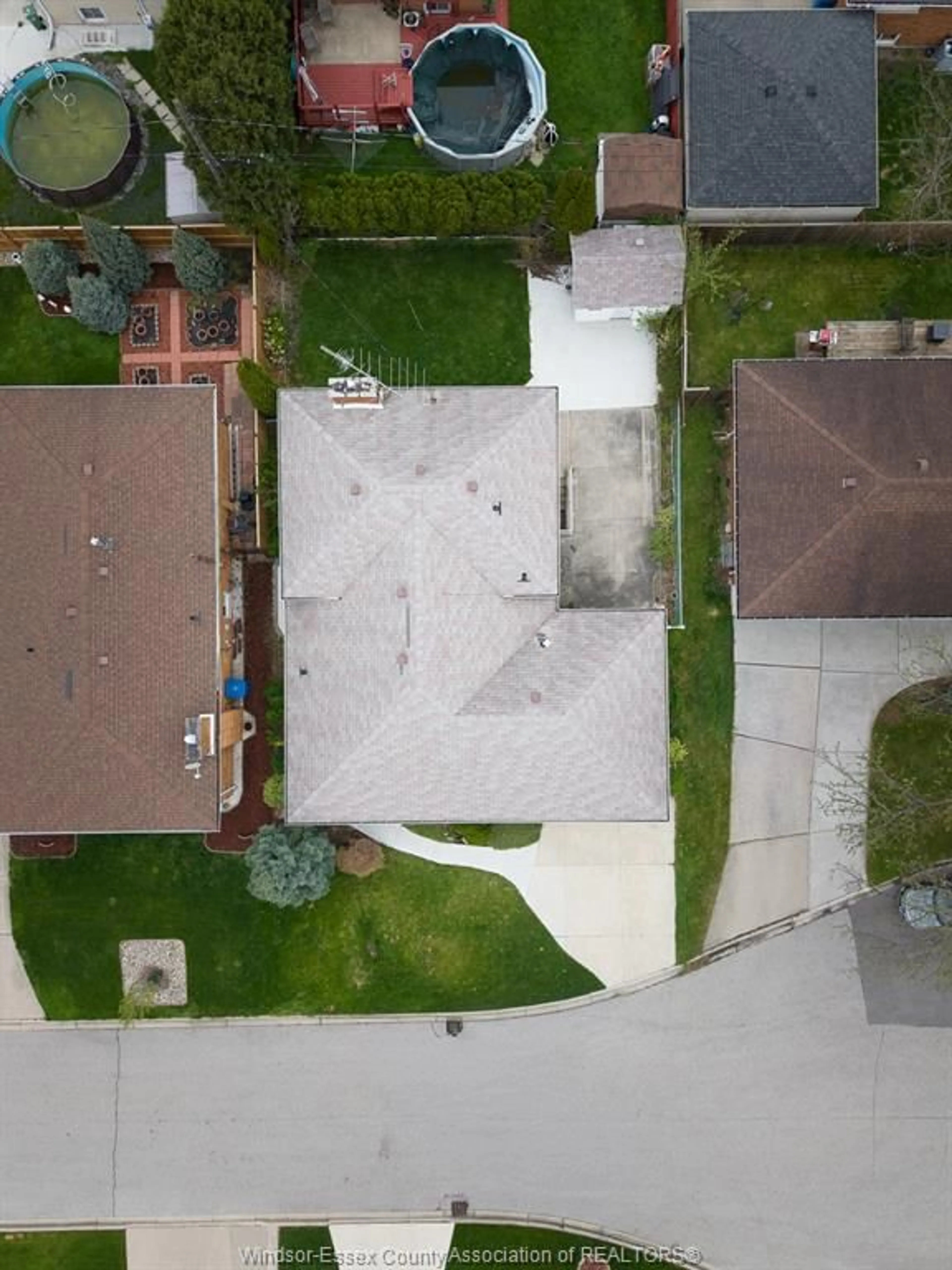 A pic from outside/outdoor area/front of a property/back of a property/a pic from drone, street for 1616 BURWELL Crt, Windsor Ontario N9C 3Z8