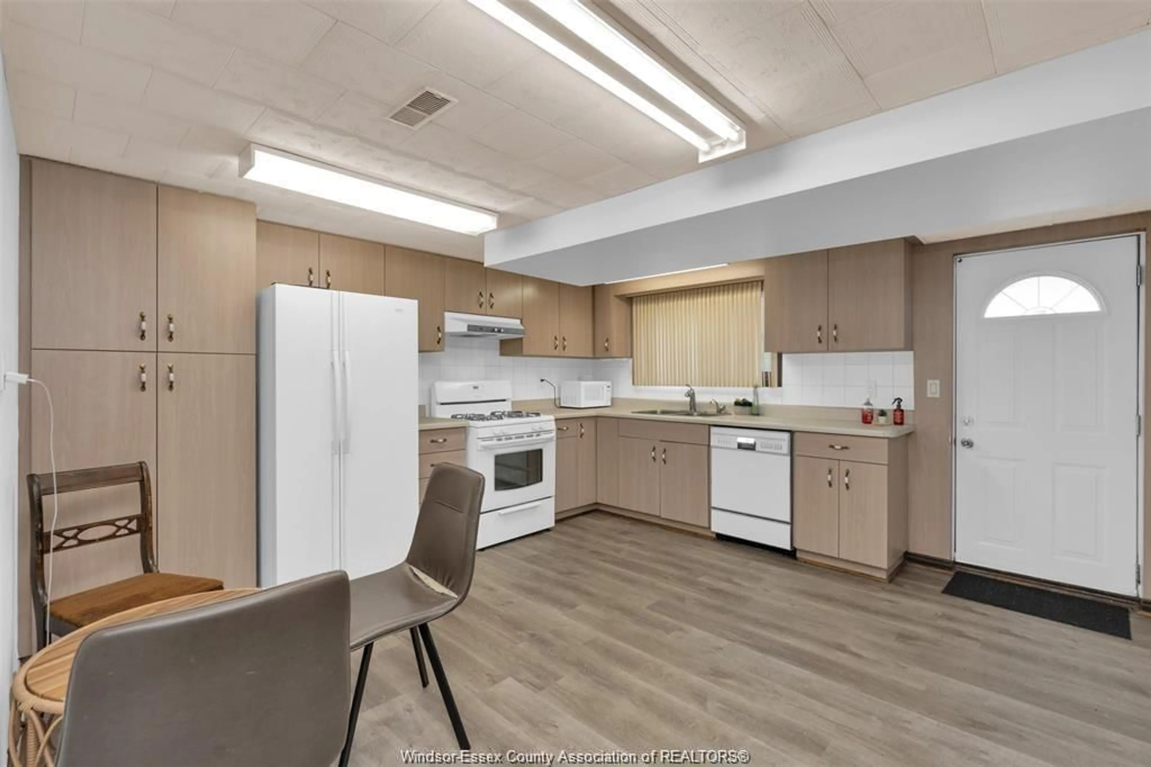 Standard kitchen, unknown for 1616 BURWELL Crt, Windsor Ontario N9C 3Z8