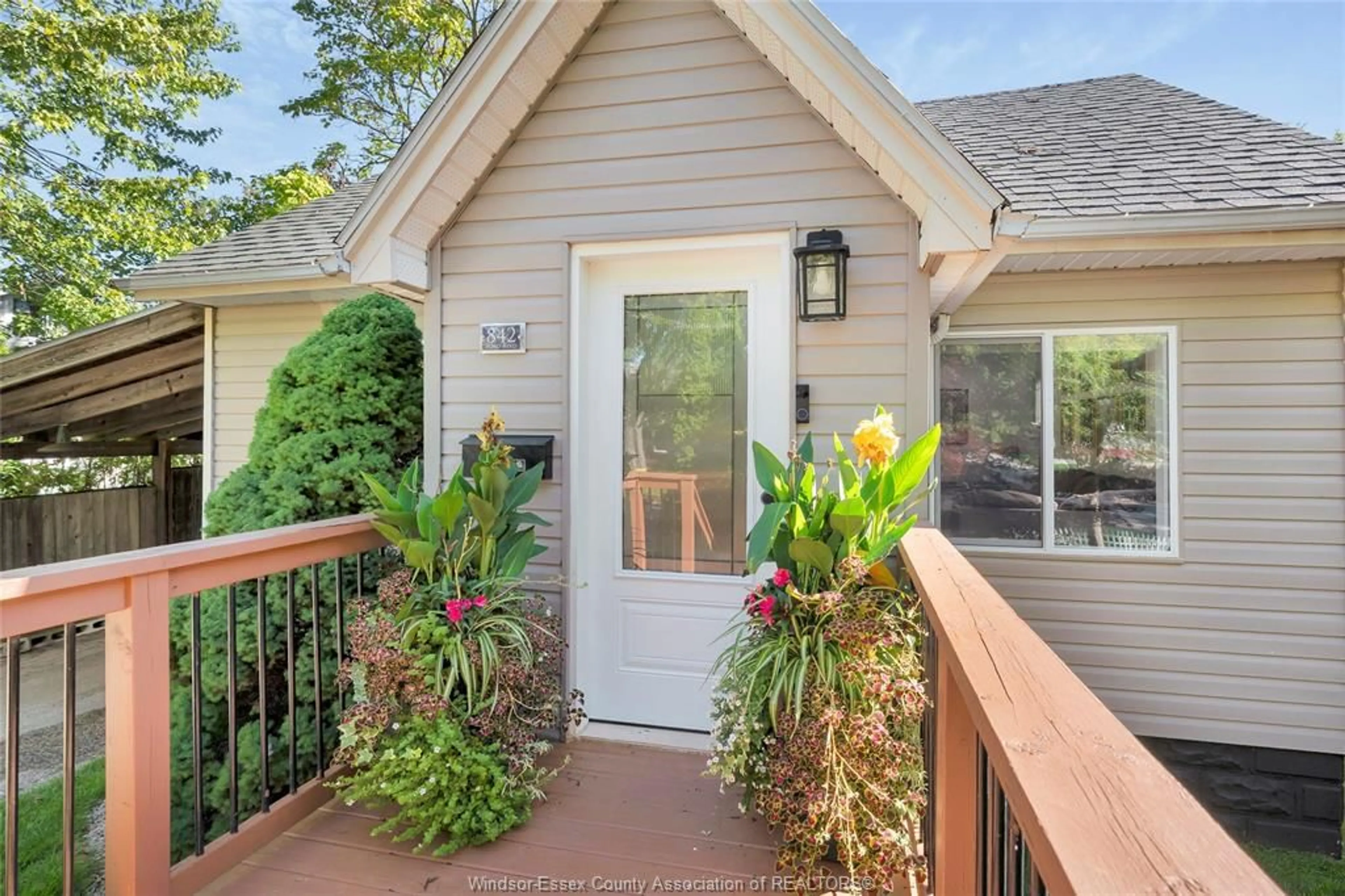 Indoor entryway for 842 Ford Blvd, Windsor Ontario N8S 2E7