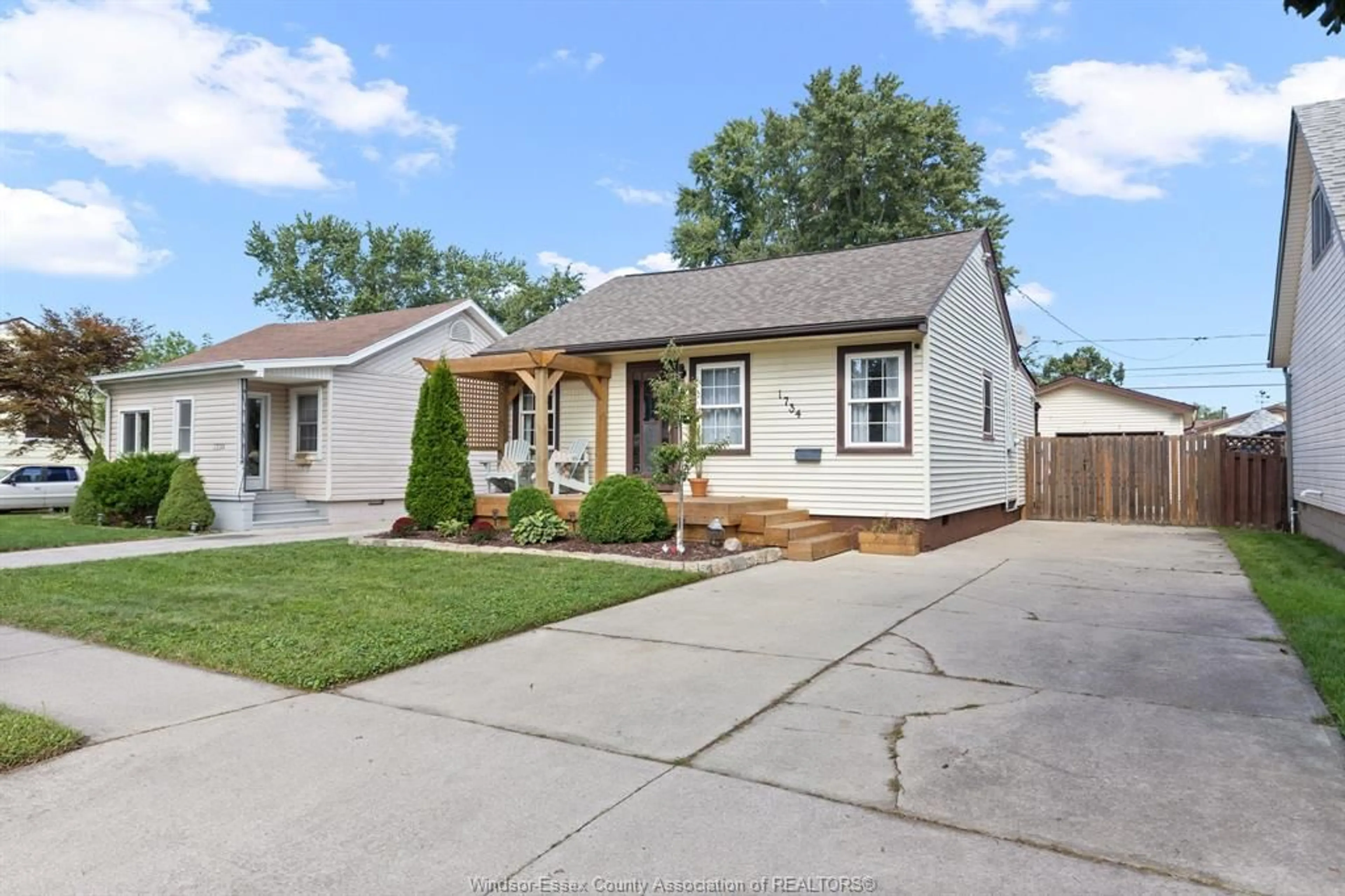 Home with vinyl exterior material, street for 1734 WESTCOTT, Windsor Ontario N8Y 4C9