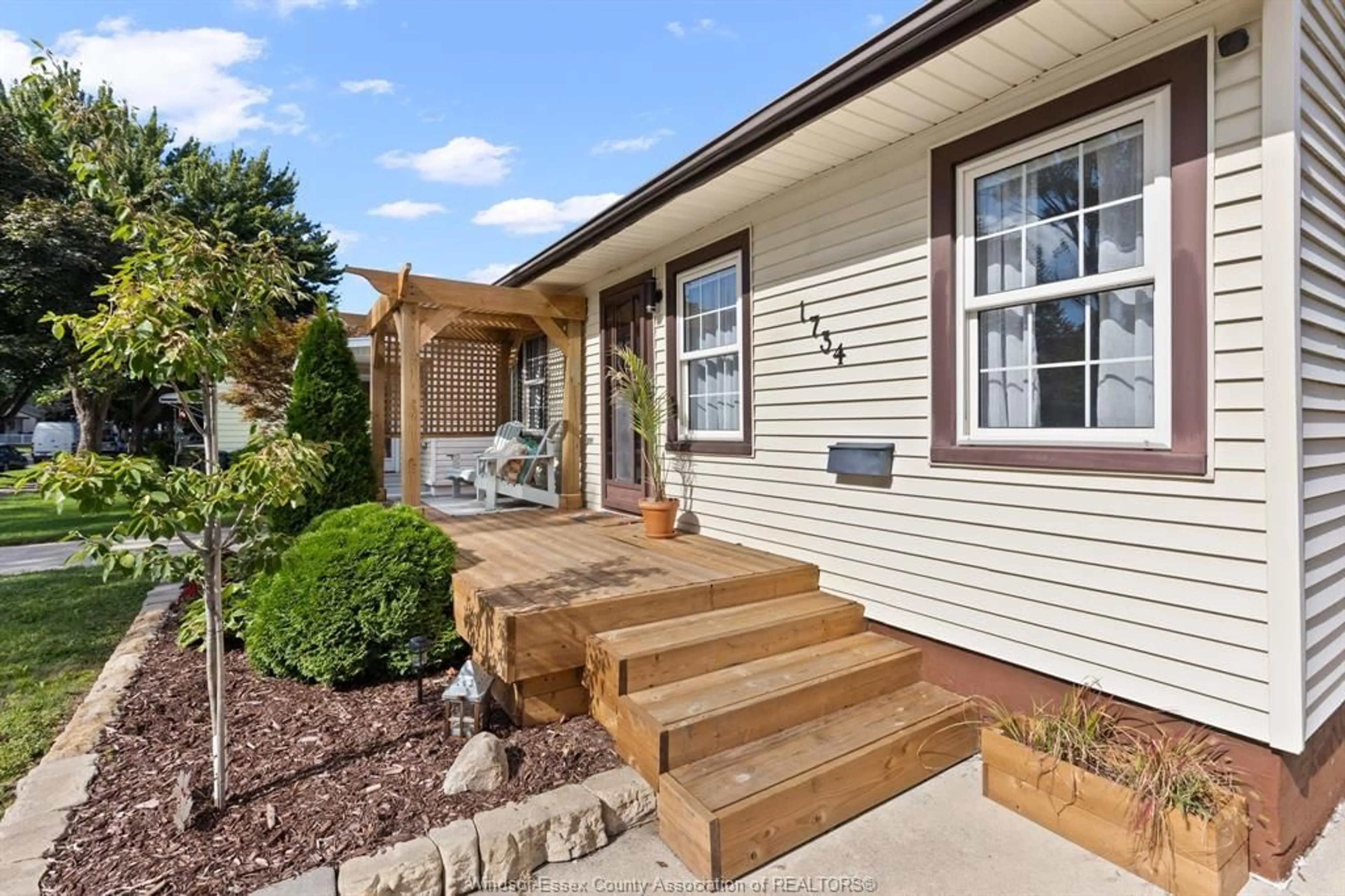Home with vinyl exterior material, street for 1734 WESTCOTT, Windsor Ontario N8Y 4C9
