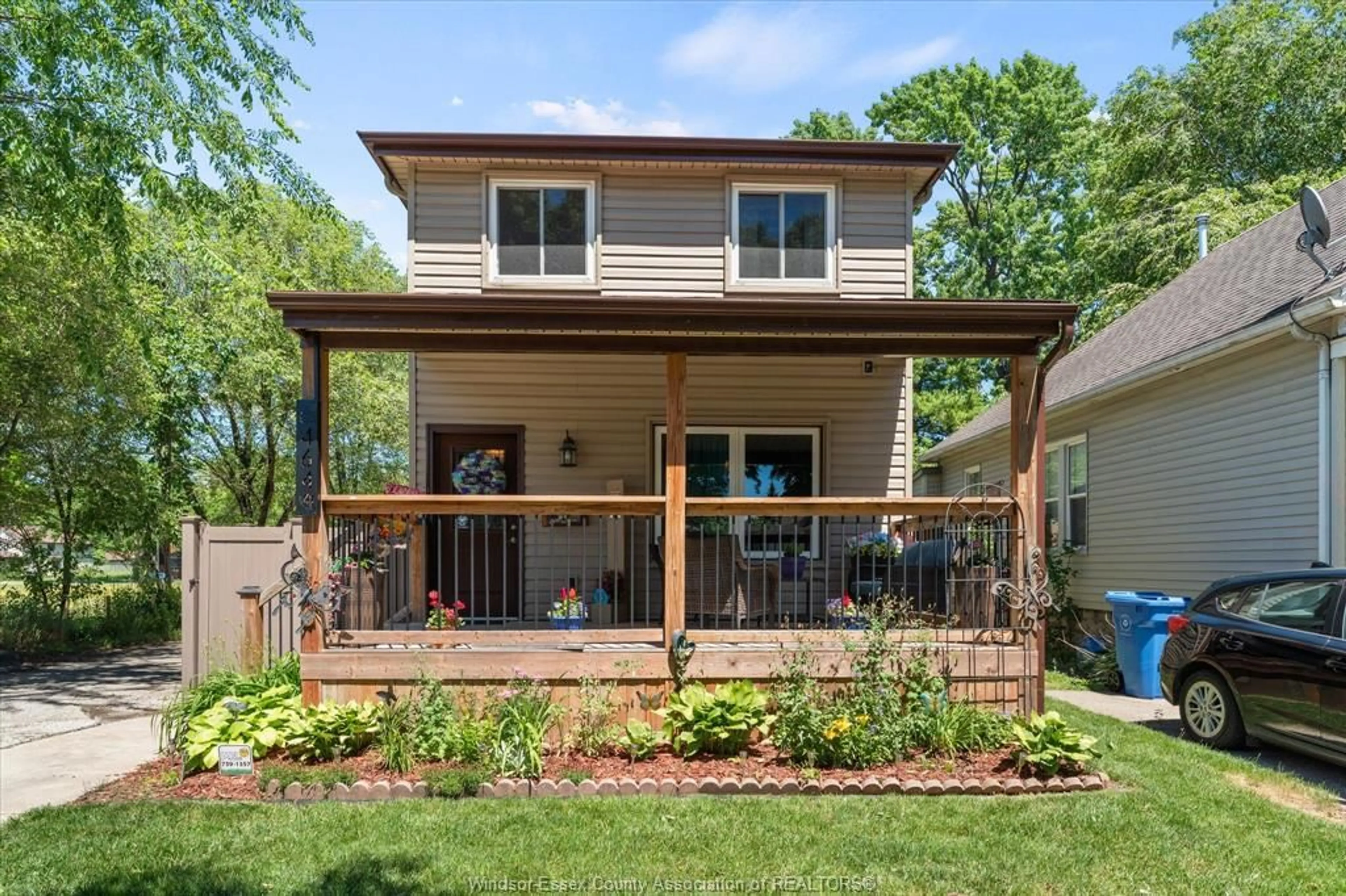 Home with vinyl exterior material, street for 464 OAK, Windsor Ontario N9A 5E6