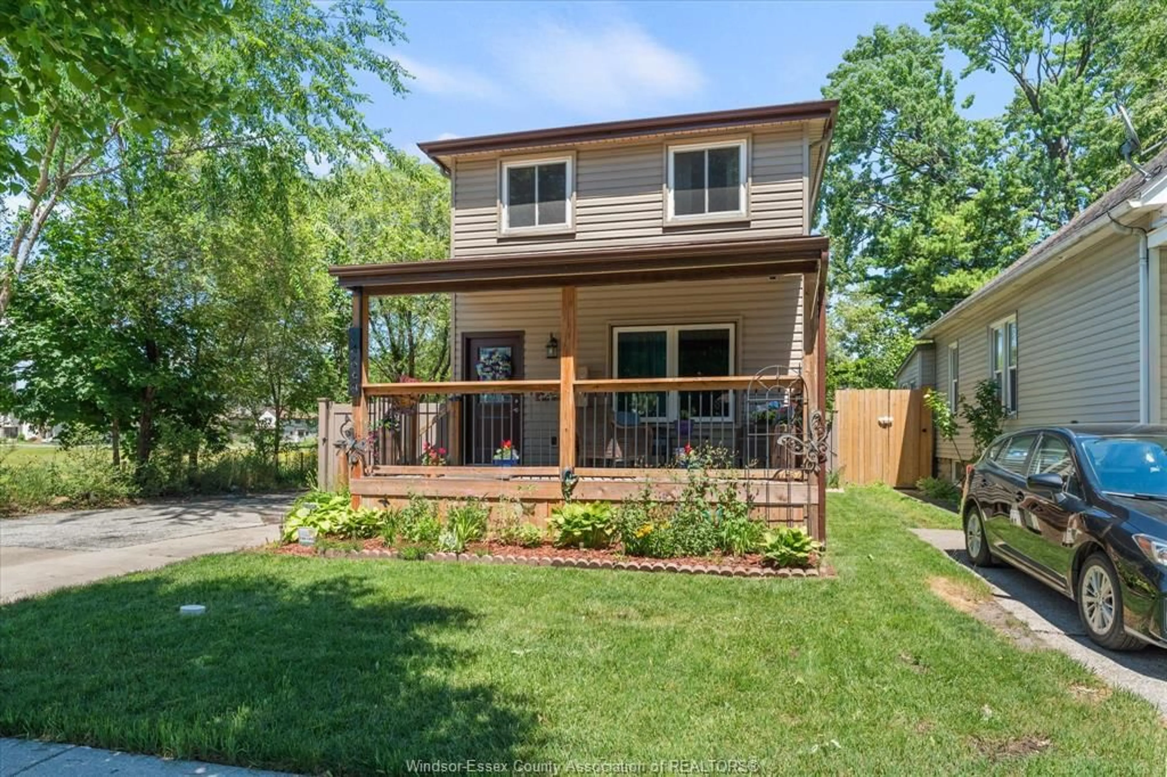 Home with vinyl exterior material, street for 464 OAK, Windsor Ontario N9A 5E6