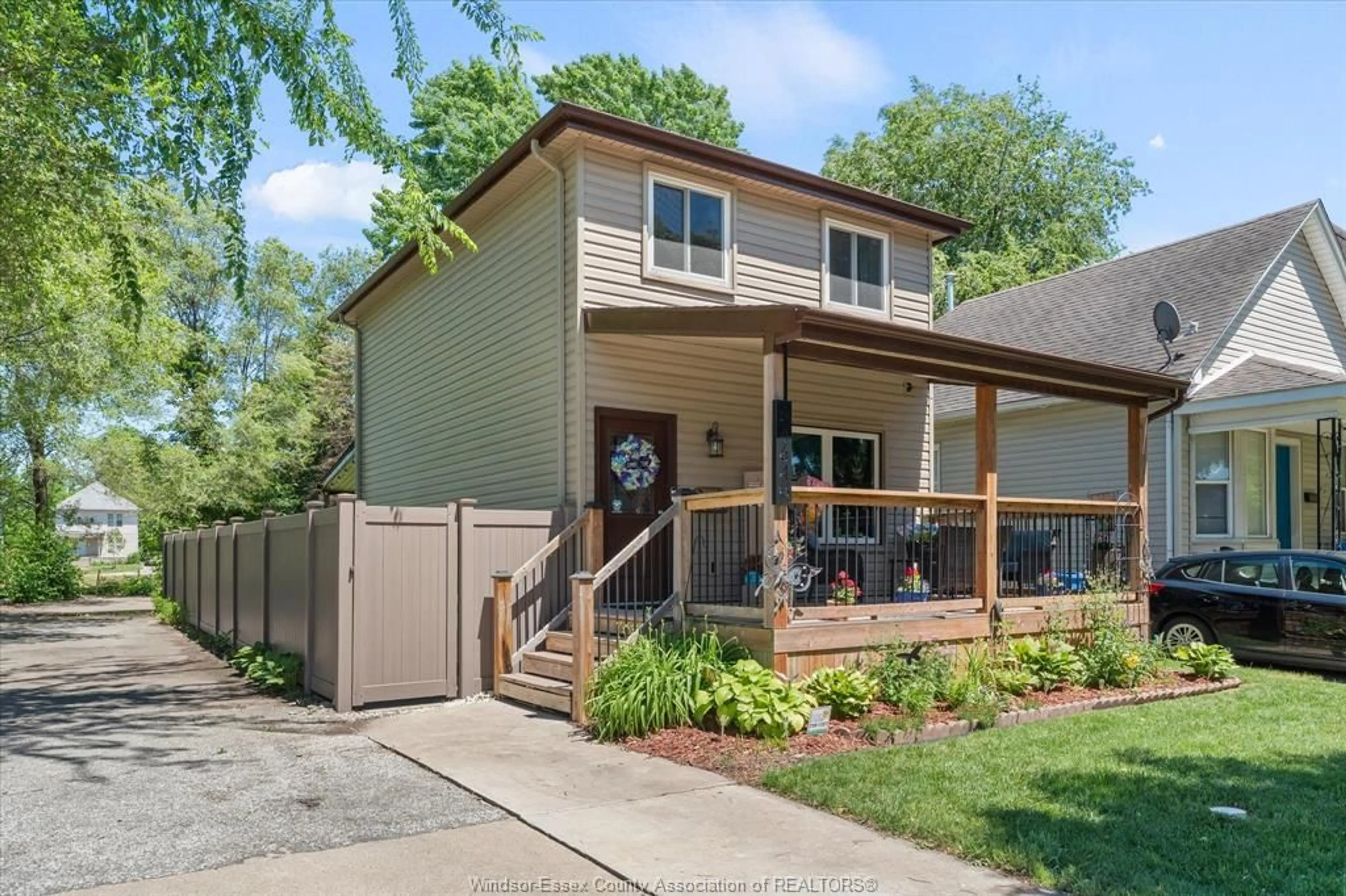 Home with vinyl exterior material, street for 464 OAK, Windsor Ontario N9A 5E6