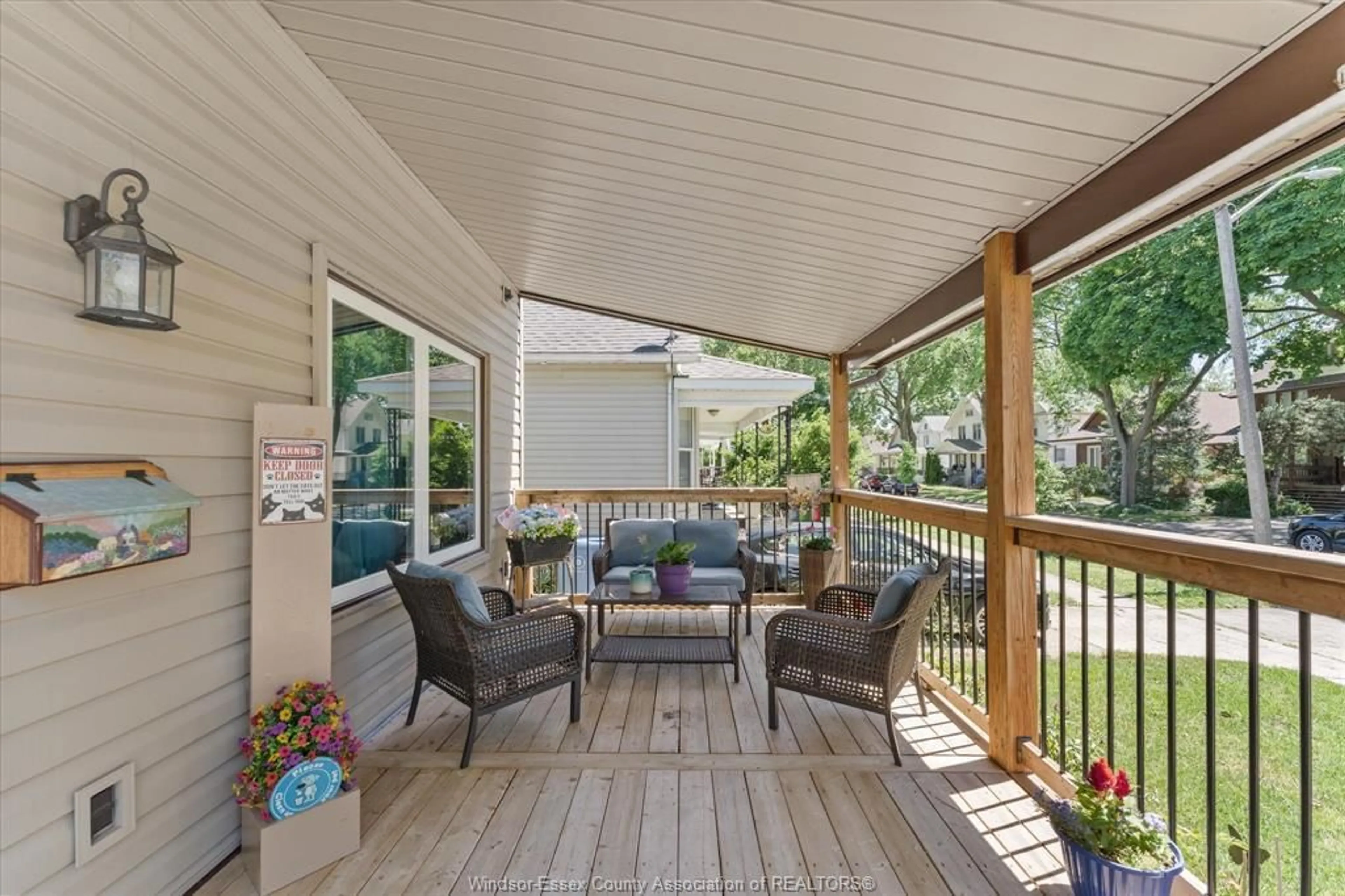 Patio, street for 464 OAK, Windsor Ontario N9A 5E6