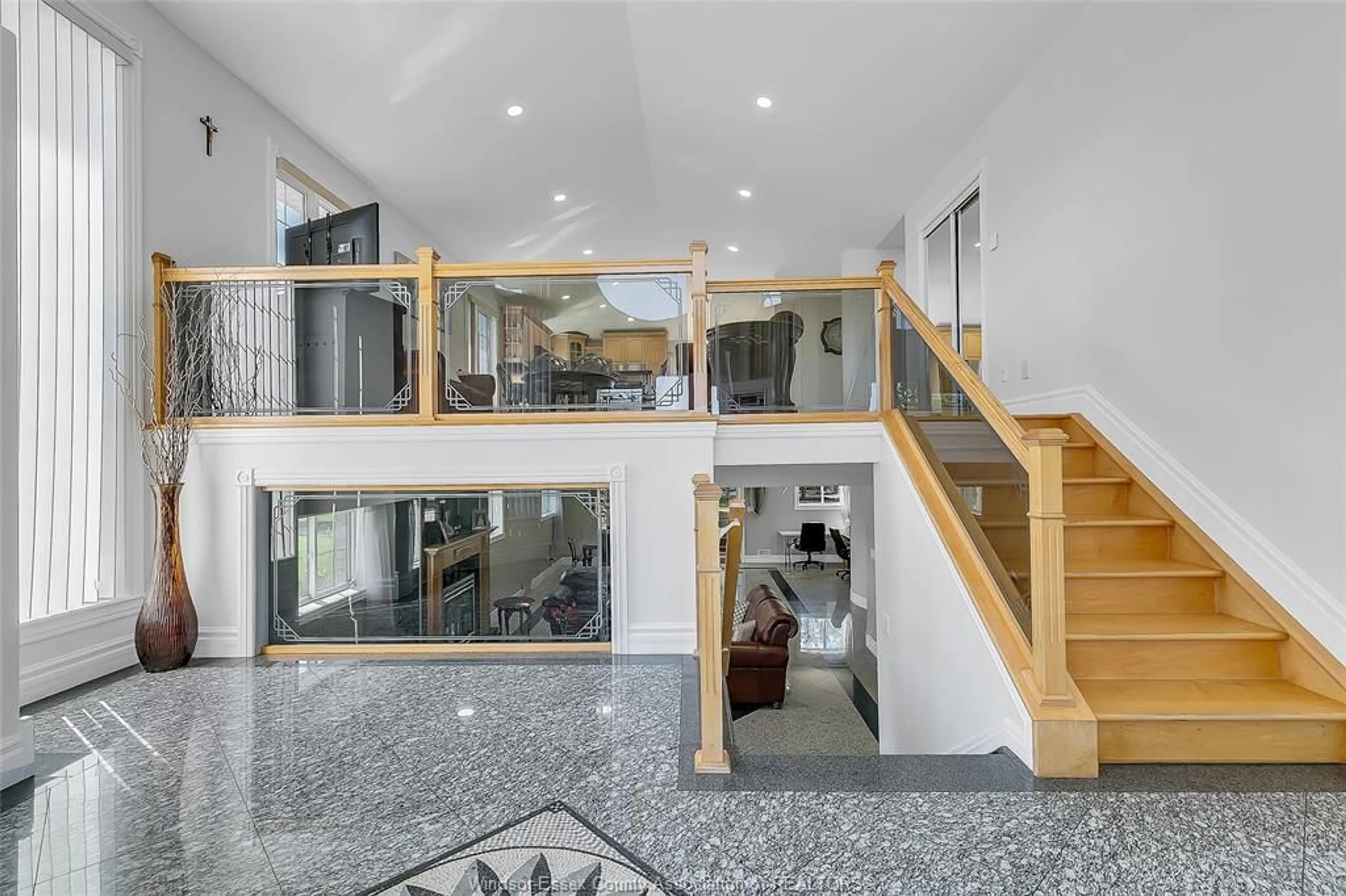 Indoor foyer for 1377 GIRARD Dr, Lakeshore Ontario N0R 1A0