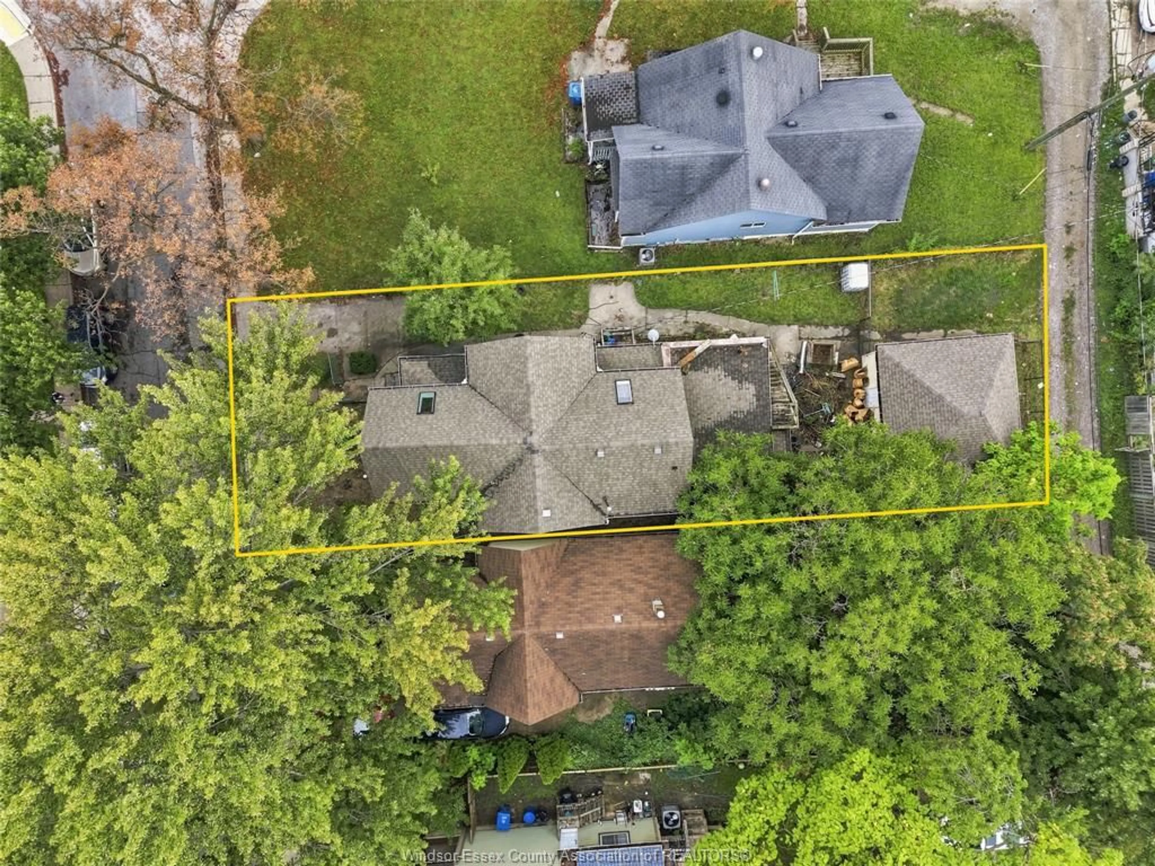 A pic from outside/outdoor area/front of a property/back of a property/a pic from drone, street for 377 PARENT, Windsor Ontario N9A 2B7