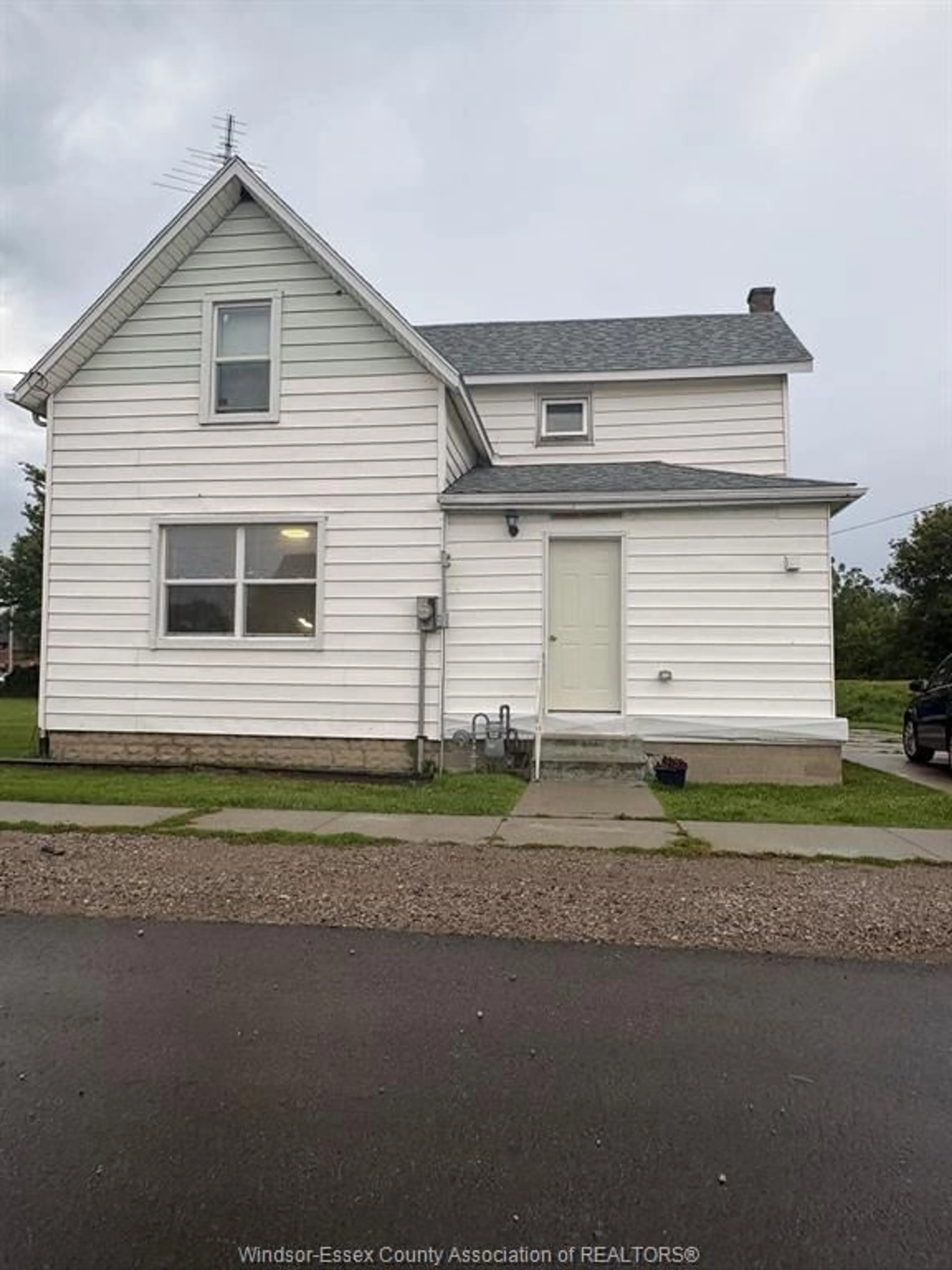 Home with vinyl exterior material, street for 3 DUFFERIN St, Tilbury Ontario N0P 2L0