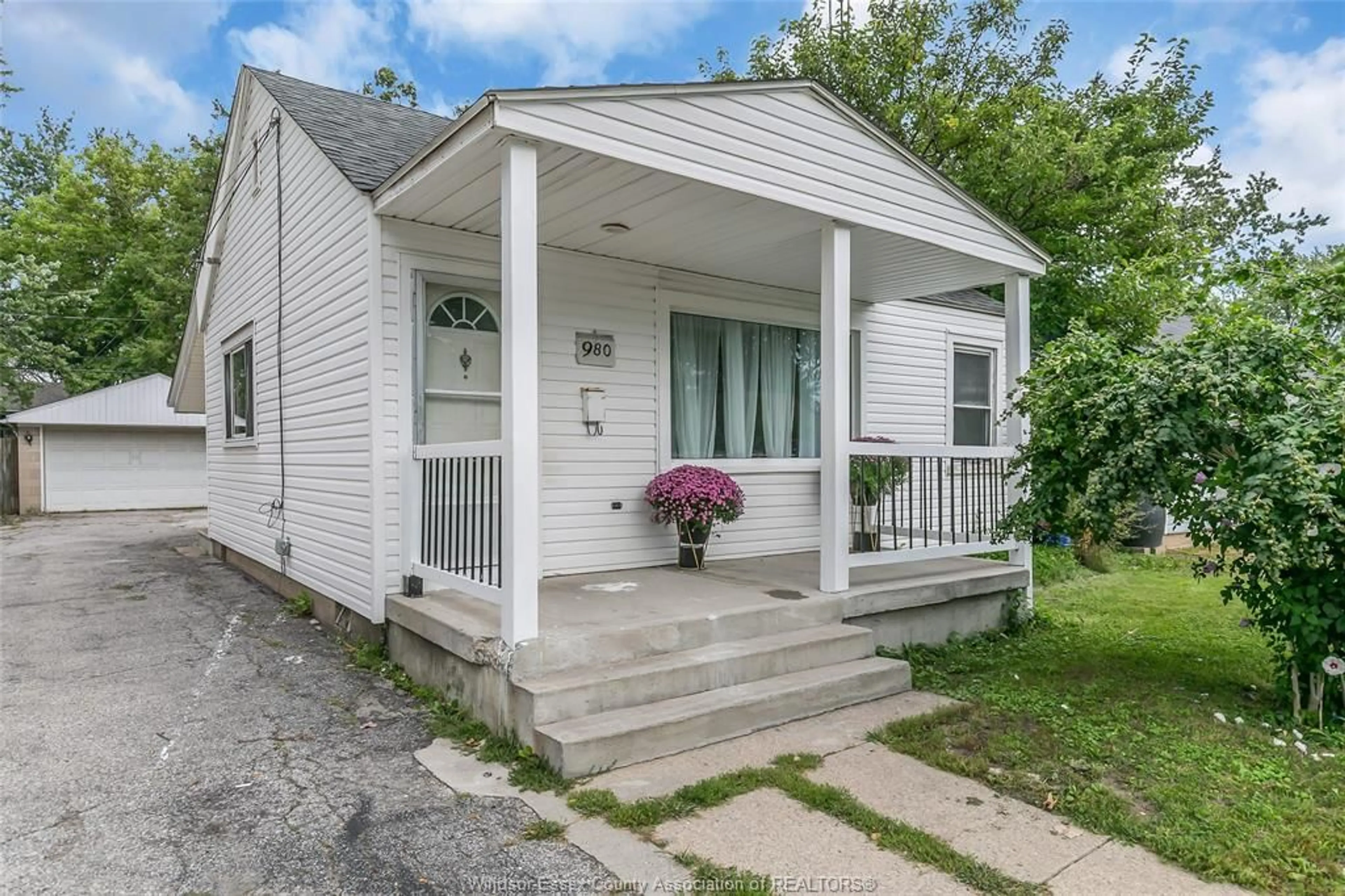 Home with vinyl exterior material, street for 980 PARTINGTON Ave, Windsor Ontario N9B 2P2