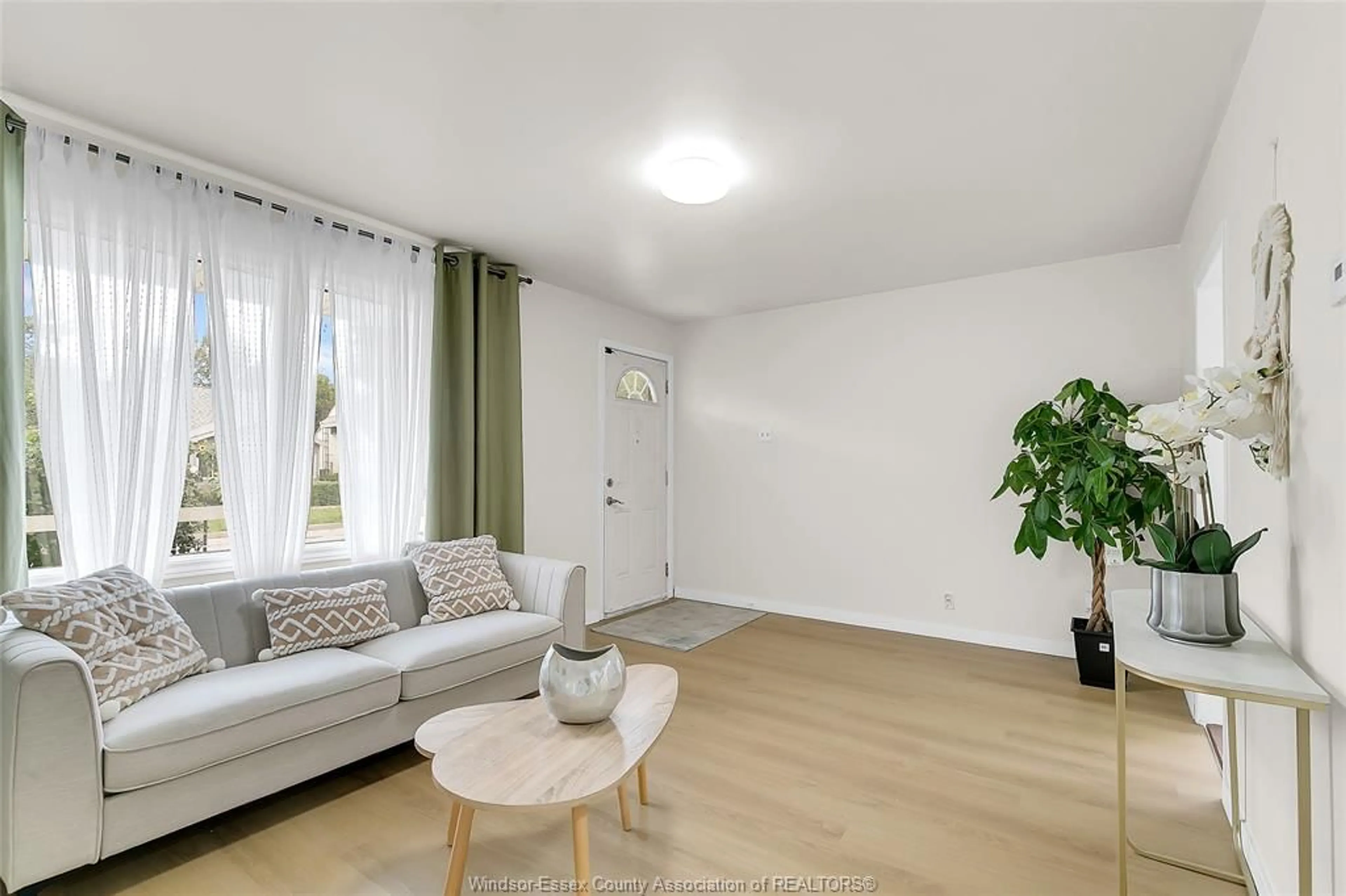 Living room with furniture, wood/laminate floor for 980 PARTINGTON Ave, Windsor Ontario N9B 2P2