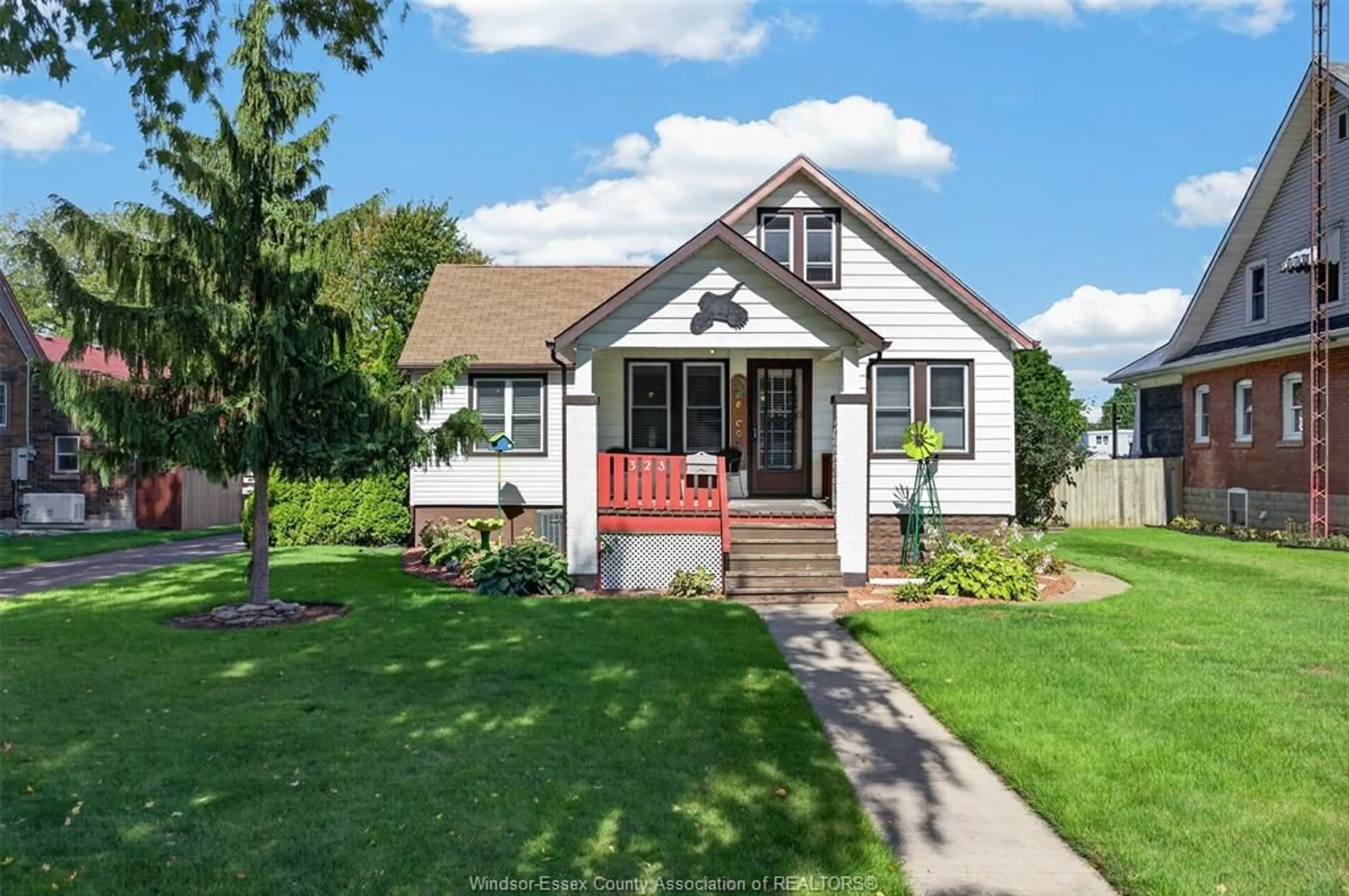 Home with vinyl exterior material, street for 319-323 WALLACE St, Wallaceburg Ontario N8A 1M1