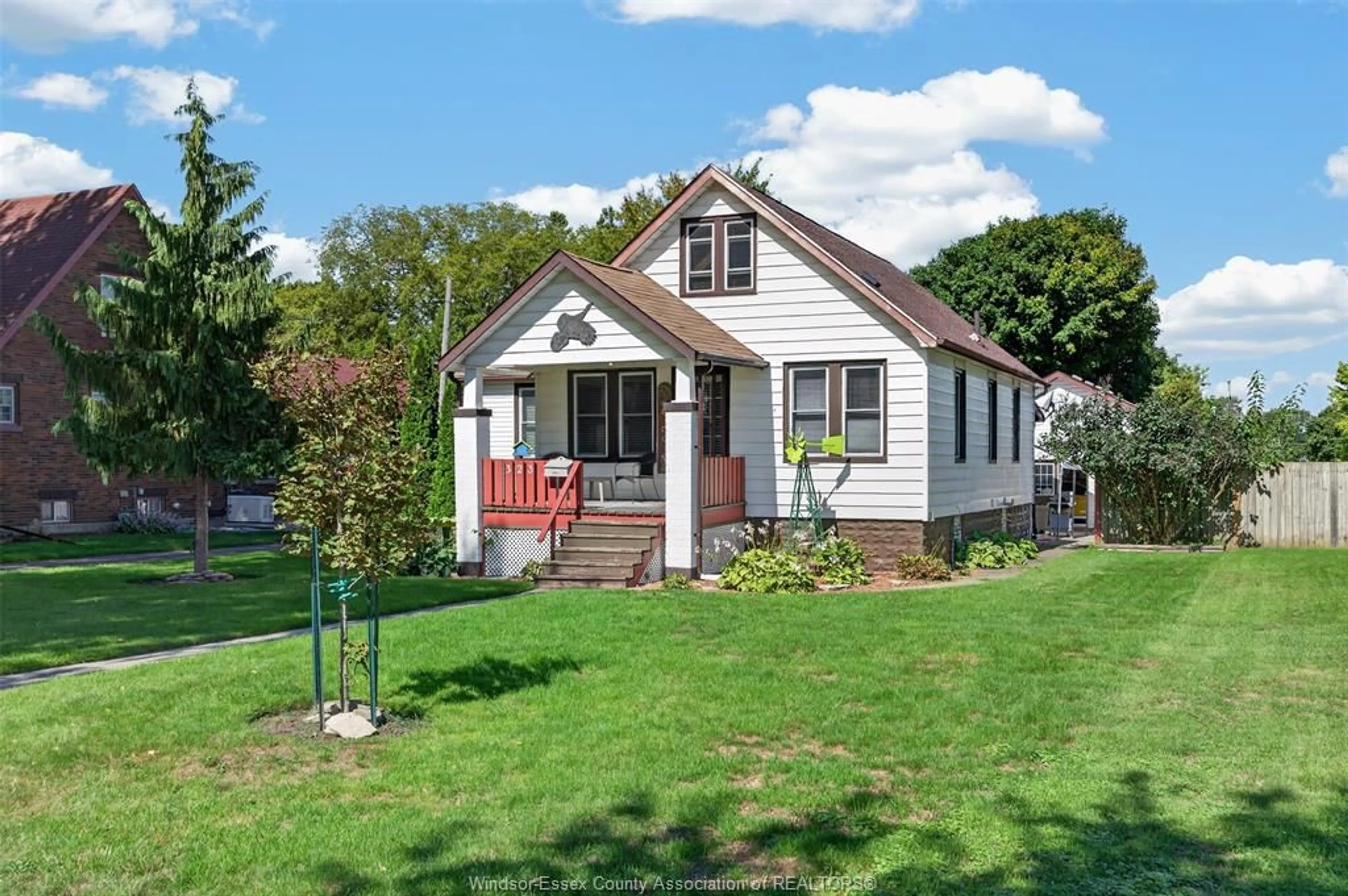 Home with vinyl exterior material, street for 319-323 WALLACE St, Wallaceburg Ontario N8A 1M1