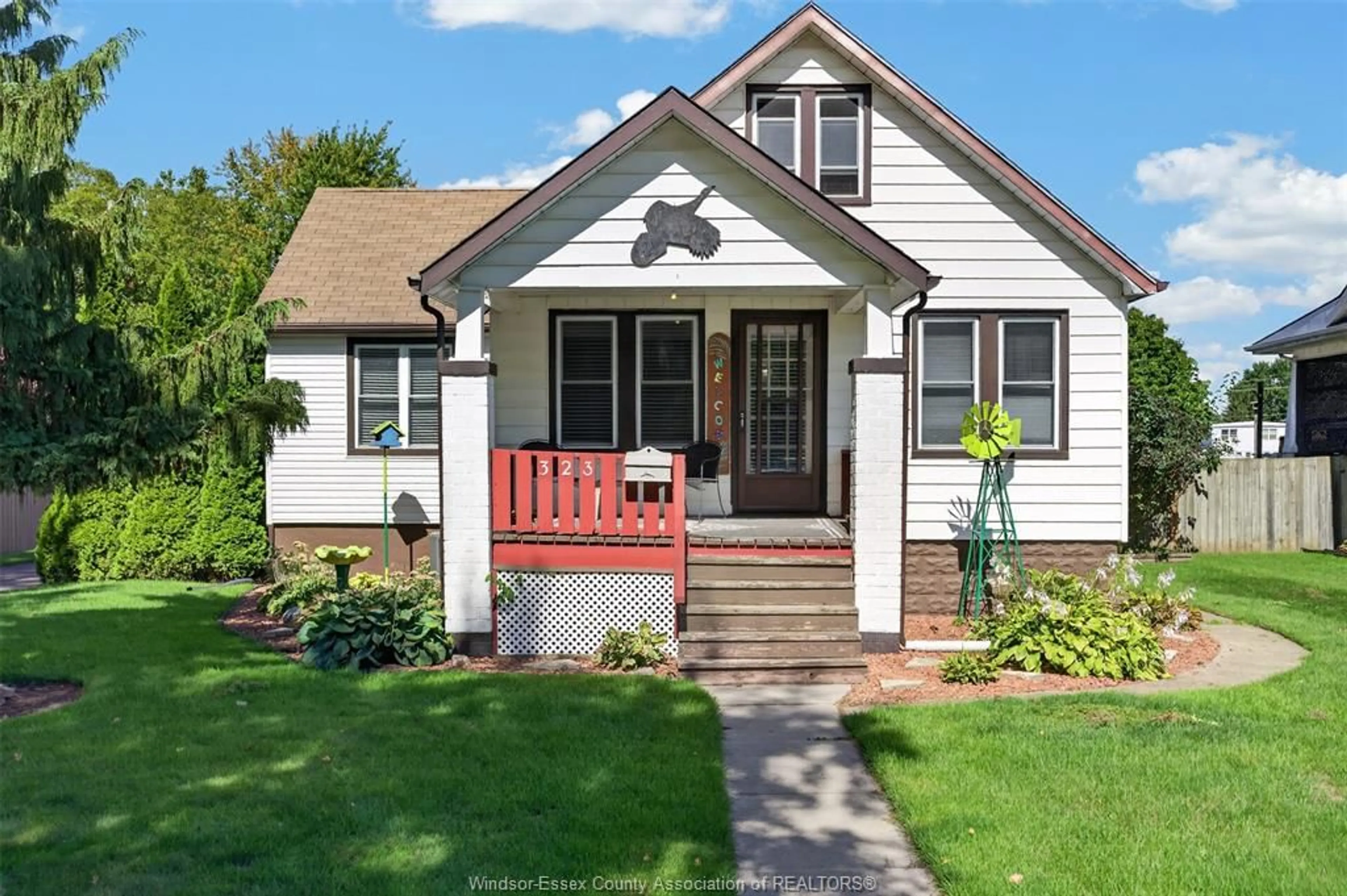 Home with vinyl exterior material, street for 319-323 WALLACE St, Wallaceburg Ontario N8A 1M1