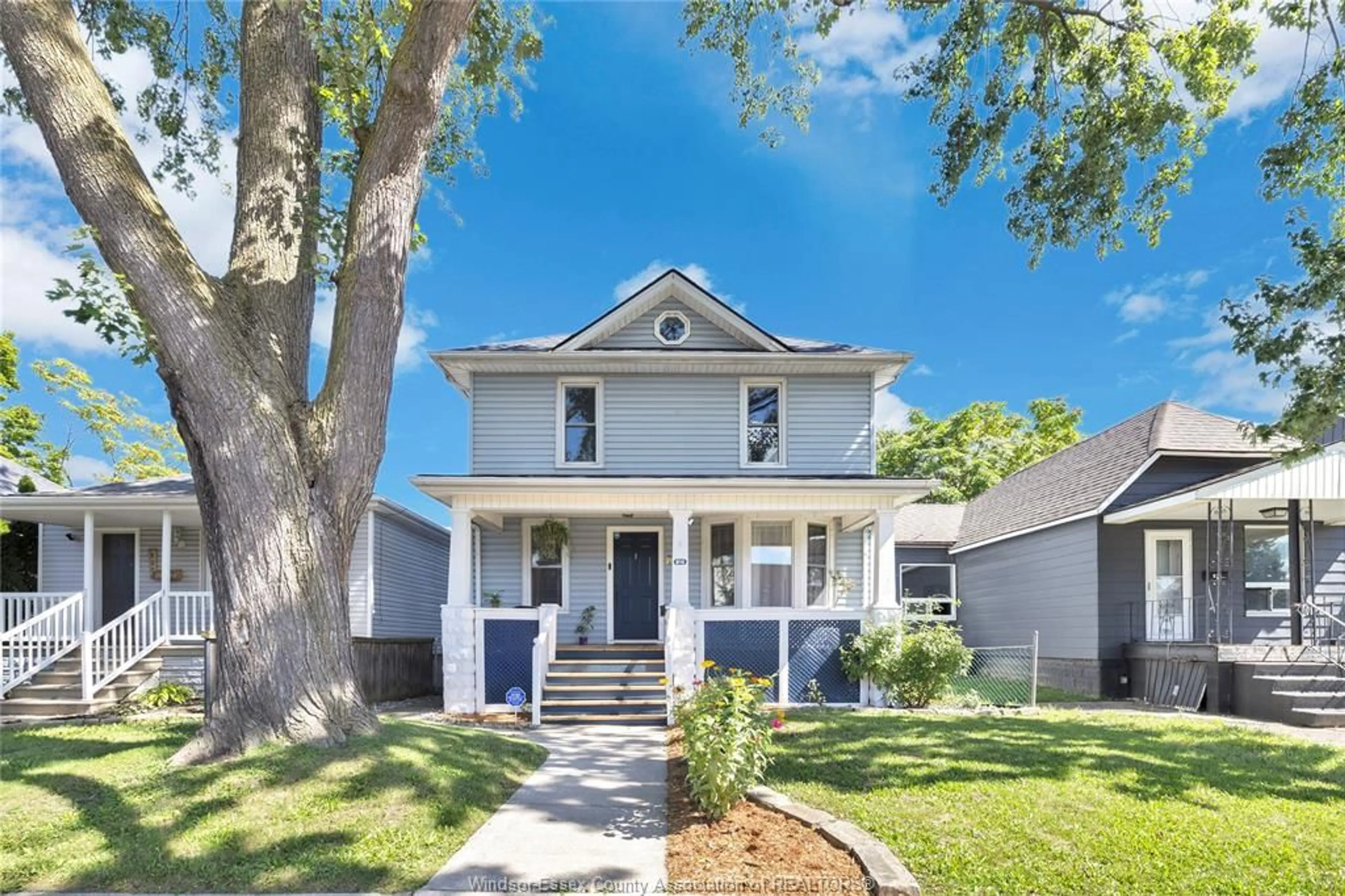 Home with vinyl exterior material, street for 916 WINDSOR Ave, Windsor Ontario N9A 1K2