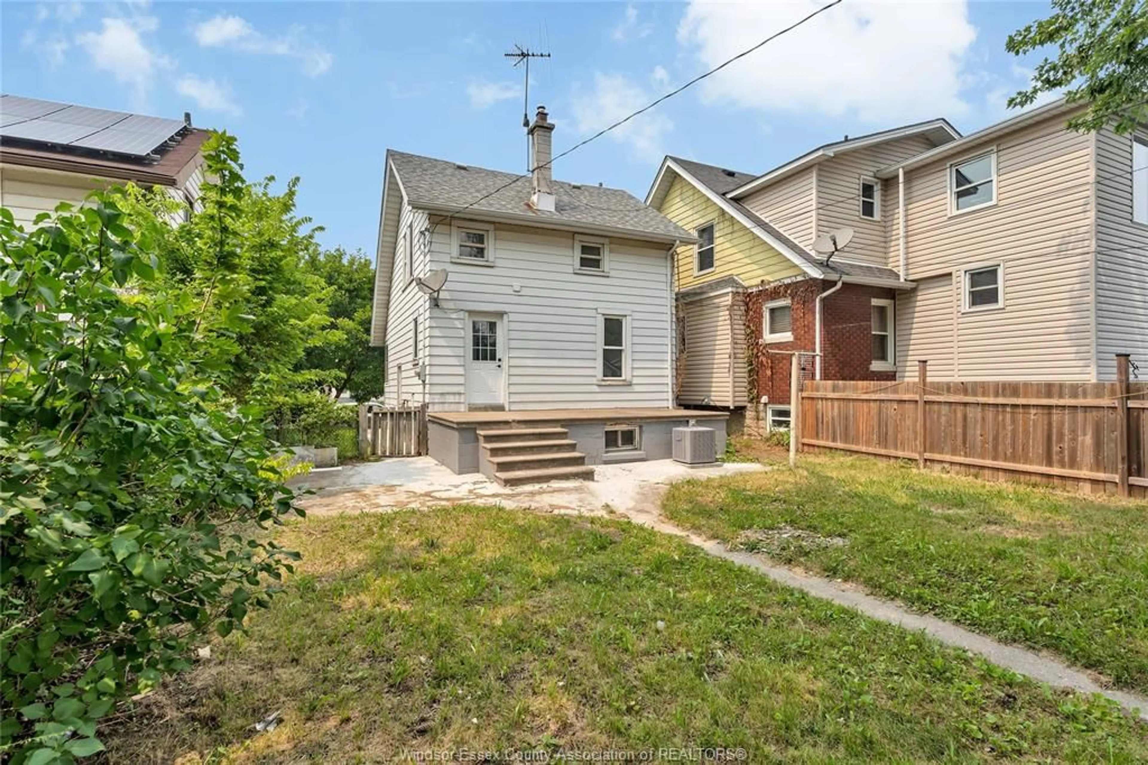 A pic from outside/outdoor area/front of a property/back of a property/a pic from drone, street for 1245 GILES Blvd, Windsor Ontario N9A 4G7