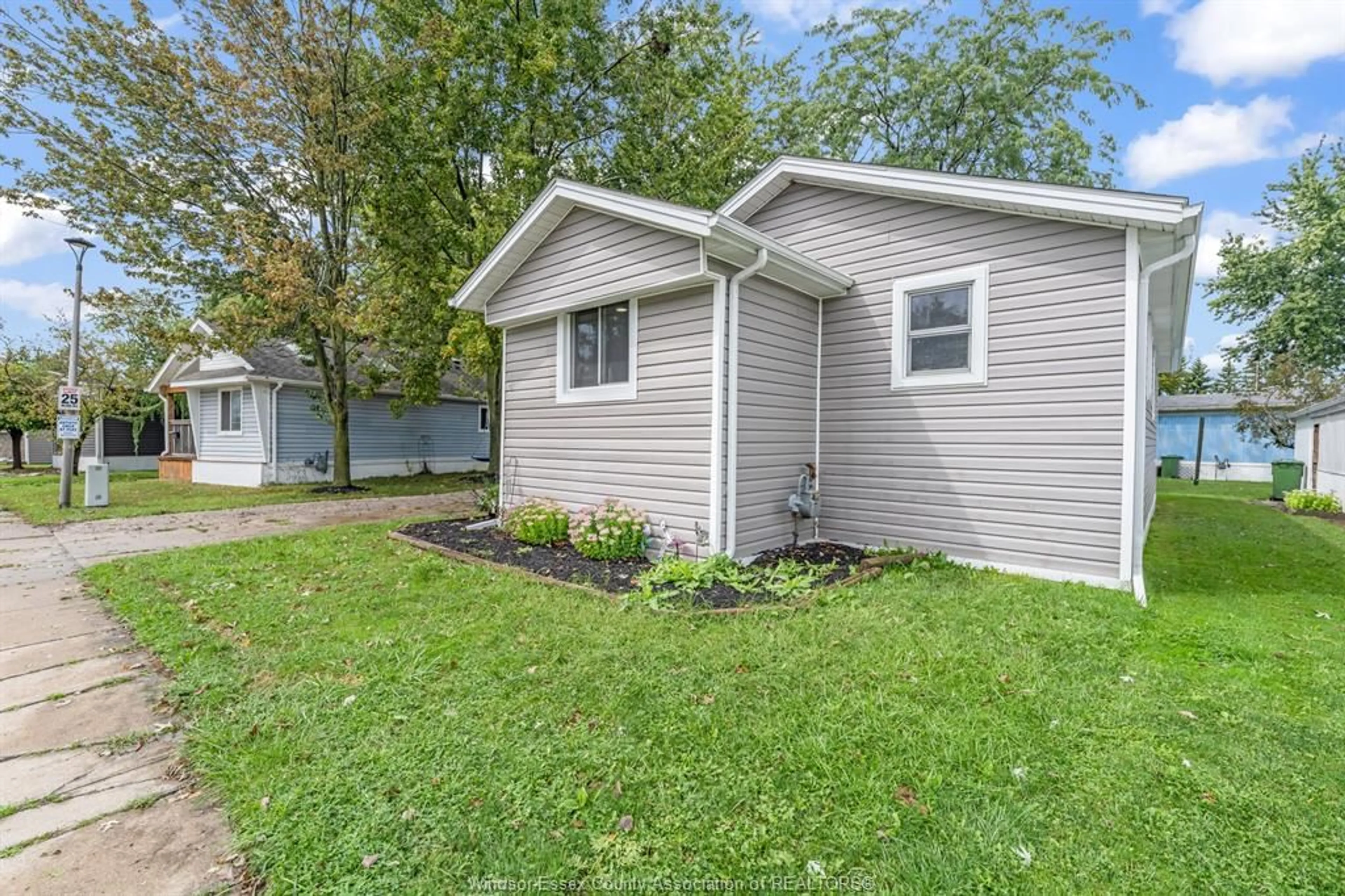 Unknown for 152 DANA Dr, Essex Ontario N8M 2A5