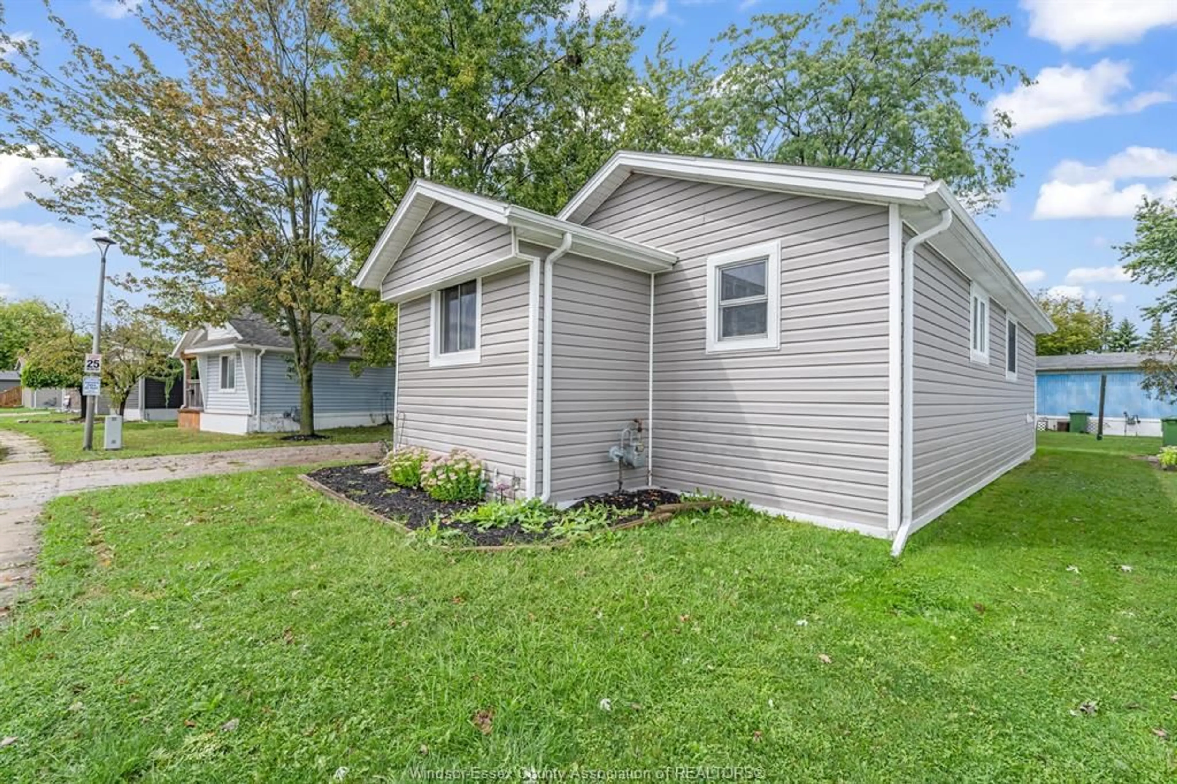 Shed for 152 DANA Dr, Essex Ontario N8M 2A5