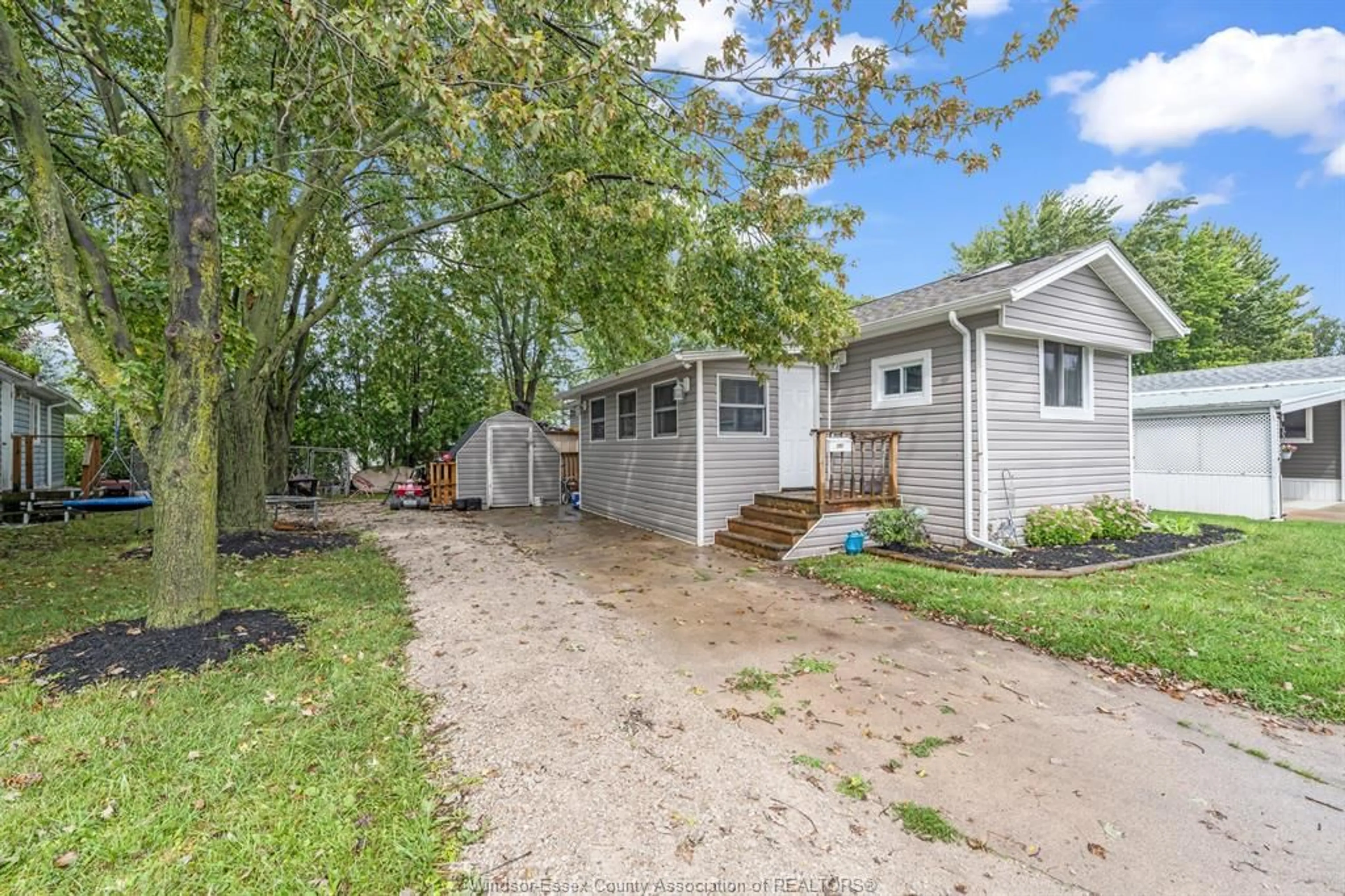 Unknown for 152 DANA Dr, Essex Ontario N8M 2A5