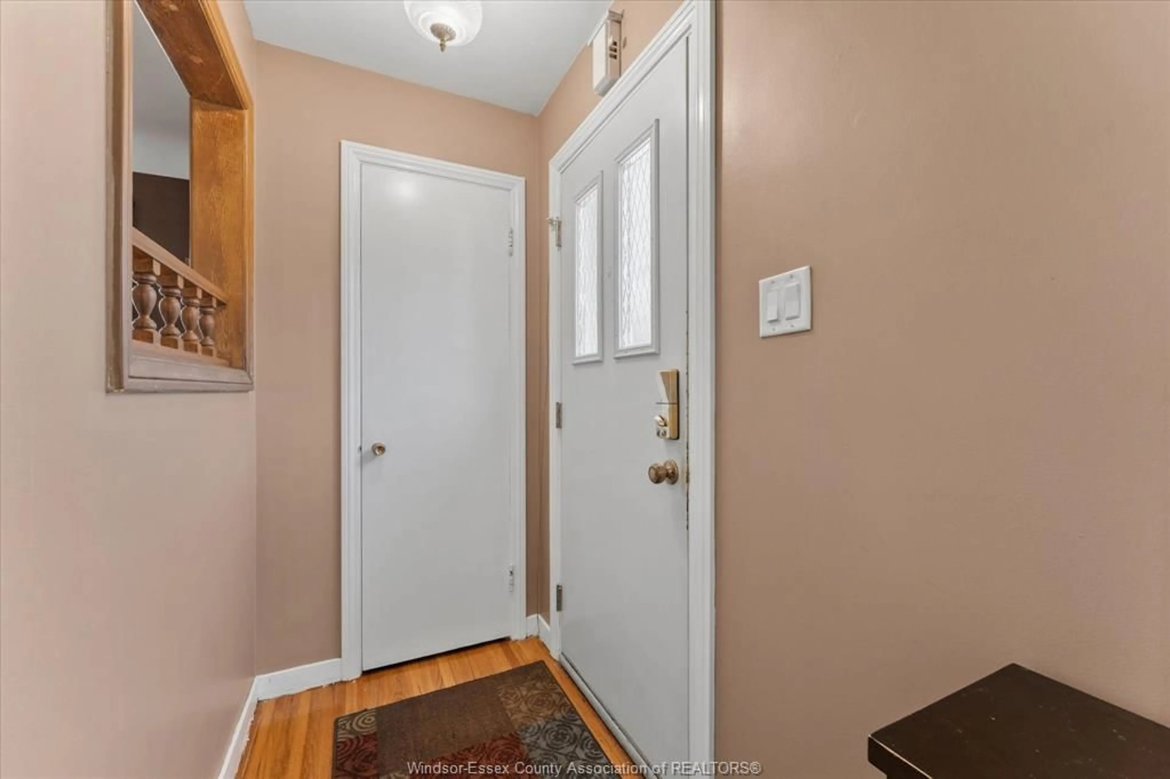 Indoor entryway for 971 Isabelle Pl, Windsor Ontario N8S 3B1