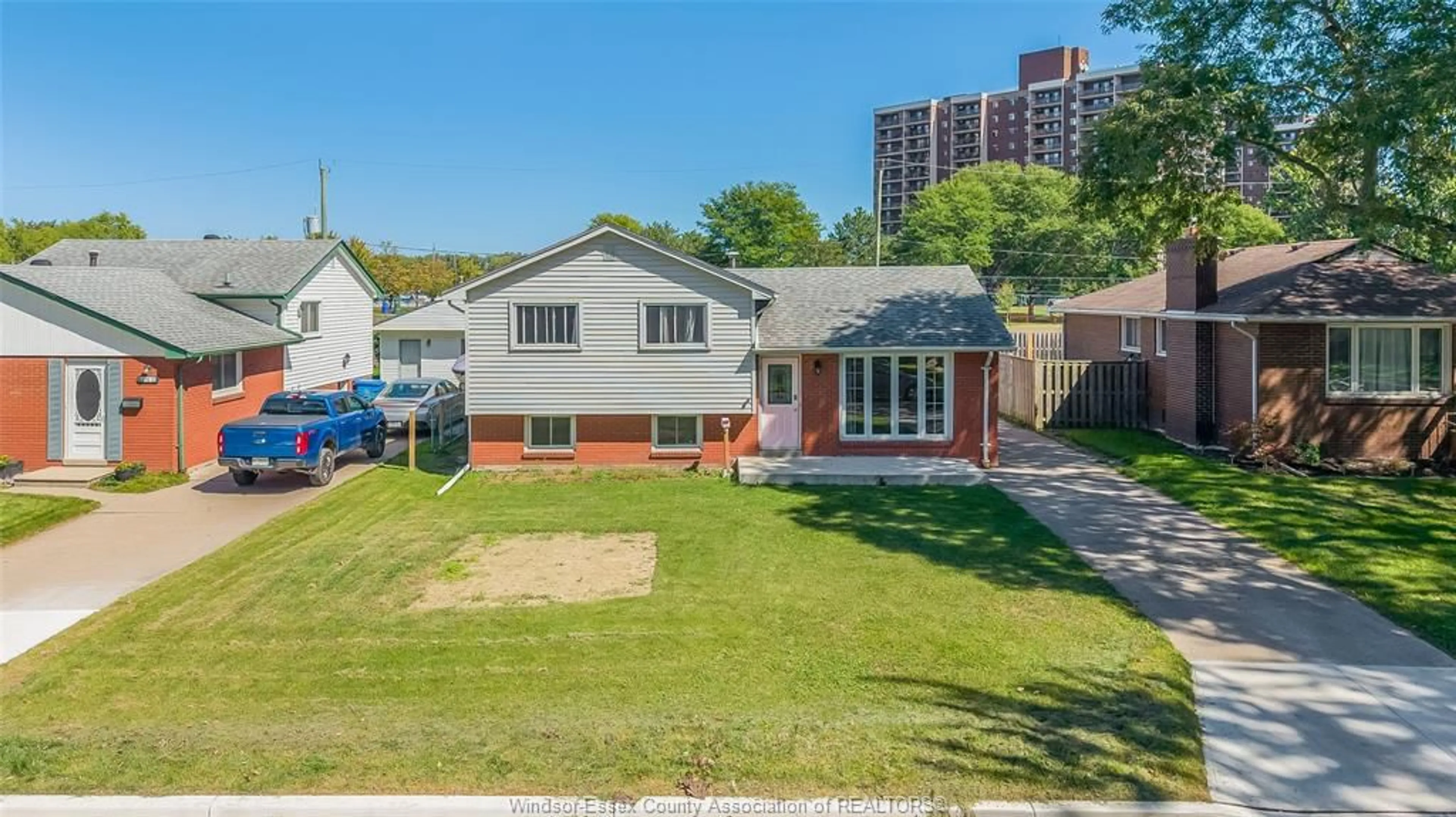 A pic from outside/outdoor area/front of a property/back of a property/a pic from drone, street for 368 CARLING Cres, Windsor Ontario N8S 3X8