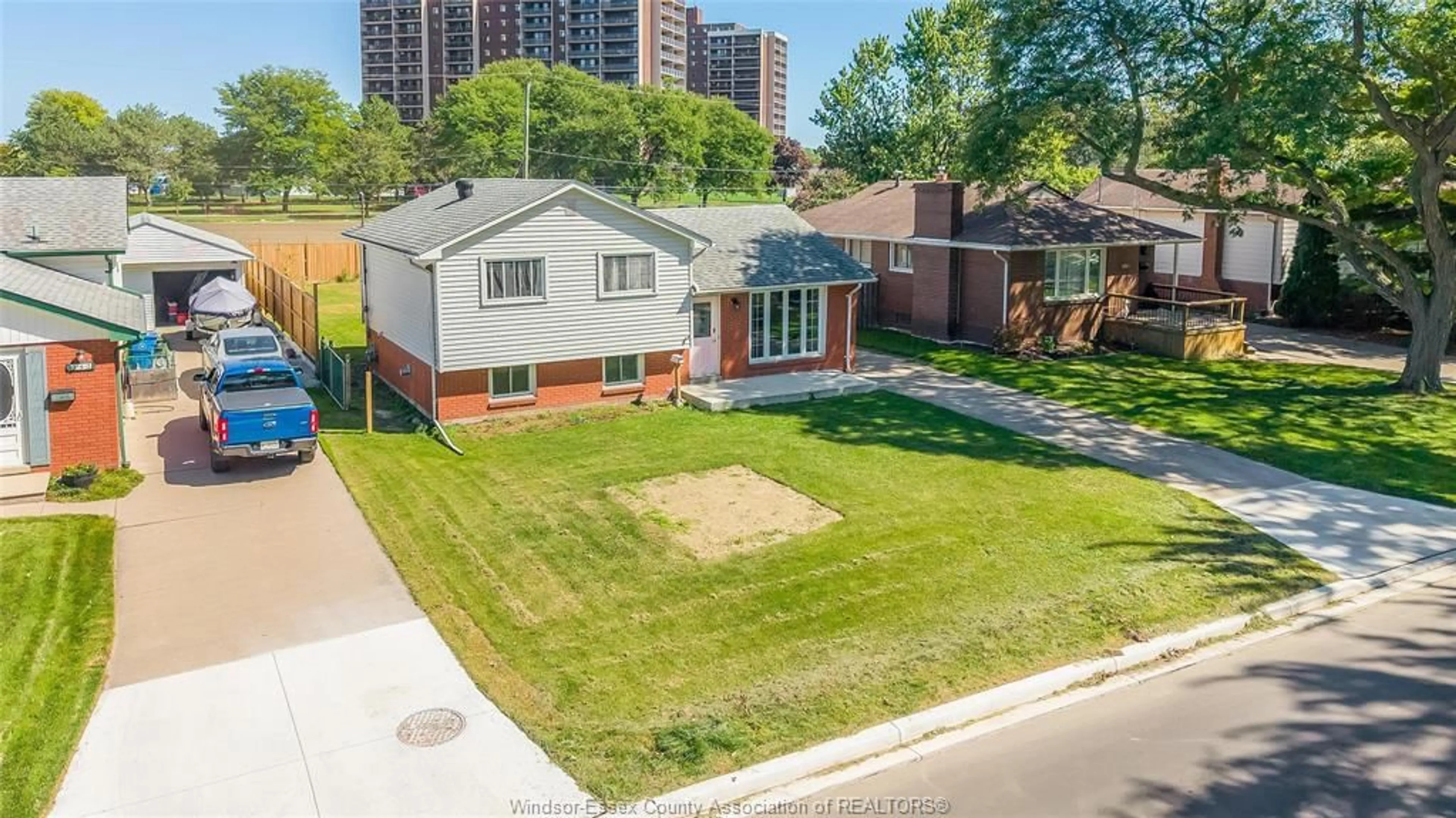 A pic from outside/outdoor area/front of a property/back of a property/a pic from drone, street for 368 CARLING Cres, Windsor Ontario N8S 3X8