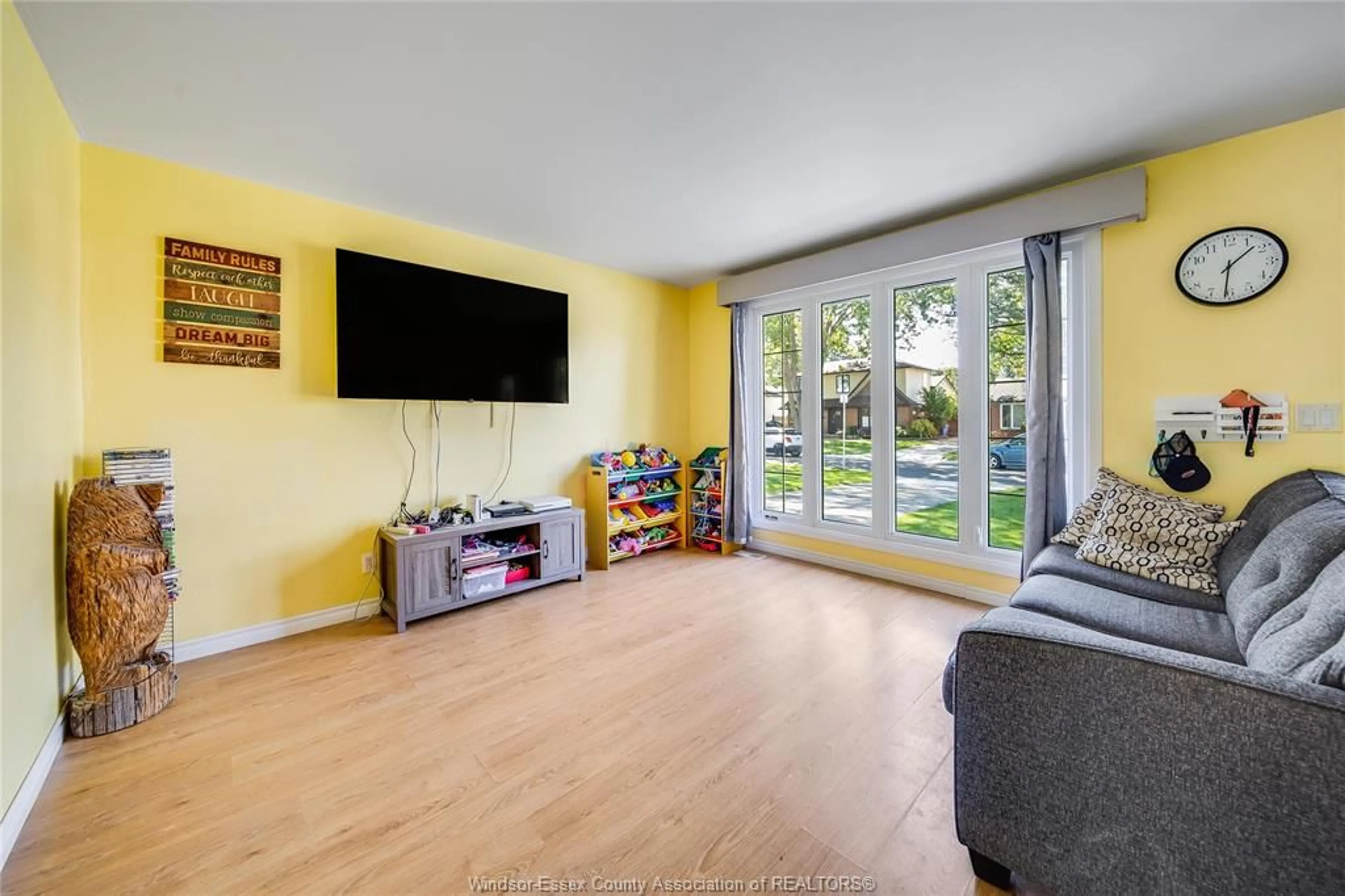 Living room with furniture, wood/laminate floor for 368 CARLING Cres, Windsor Ontario N8S 3X8