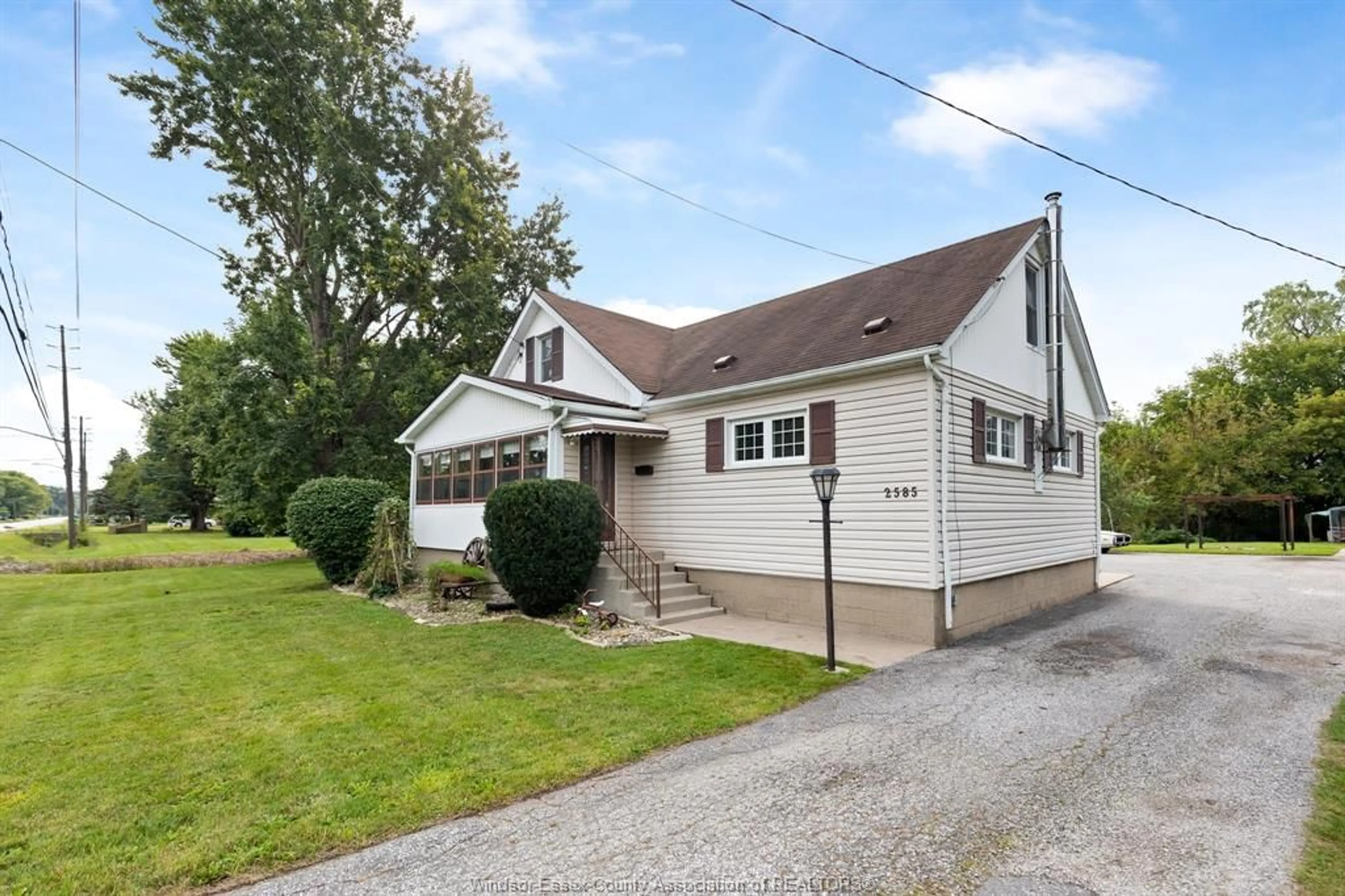 Home with vinyl exterior material, street for 2585 Bouffard Rd, LaSalle Ontario N9H 1V9