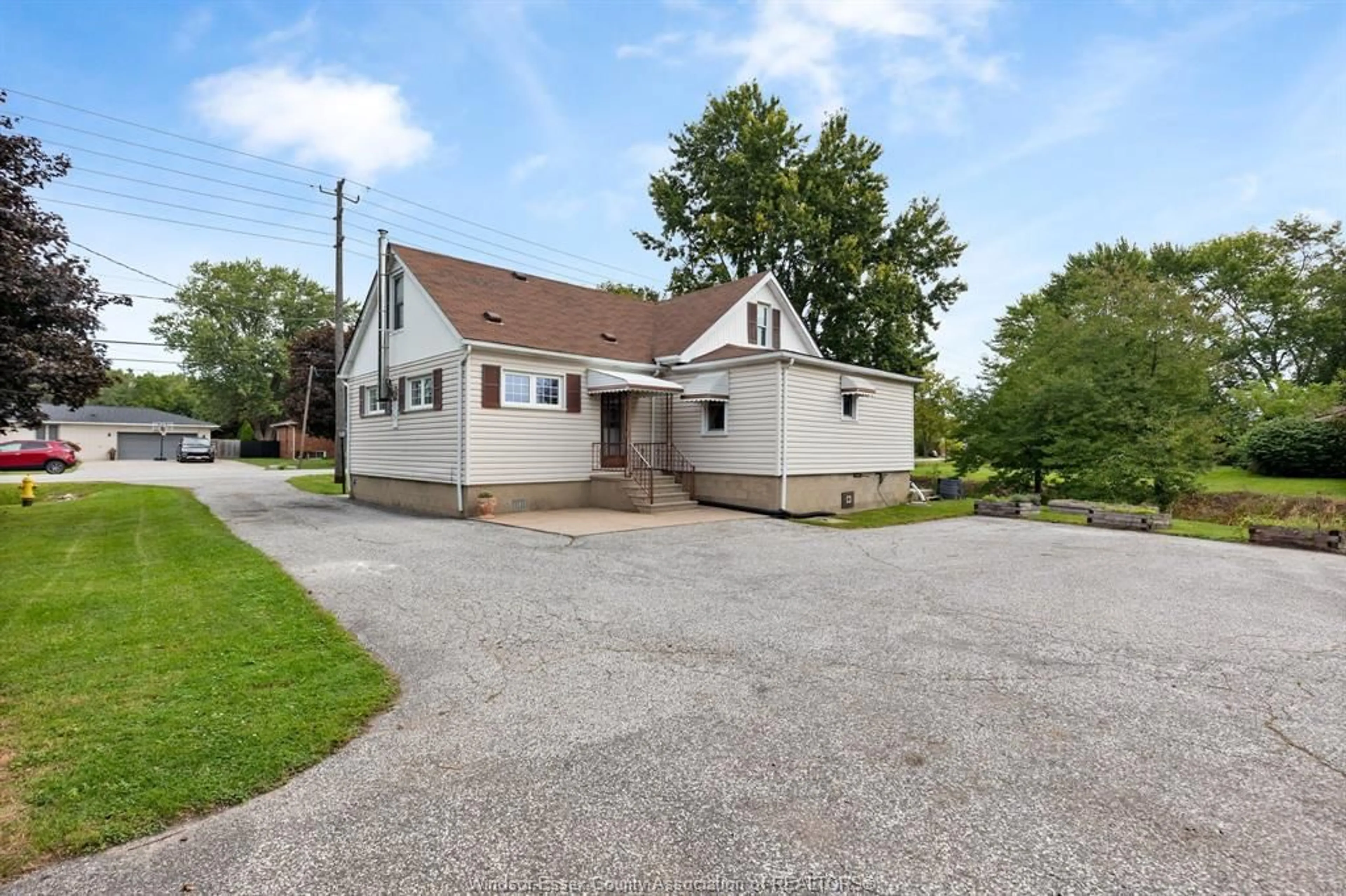A pic from outside/outdoor area/front of a property/back of a property/a pic from drone, street for 2585 Bouffard Rd, LaSalle Ontario N9H 1V9