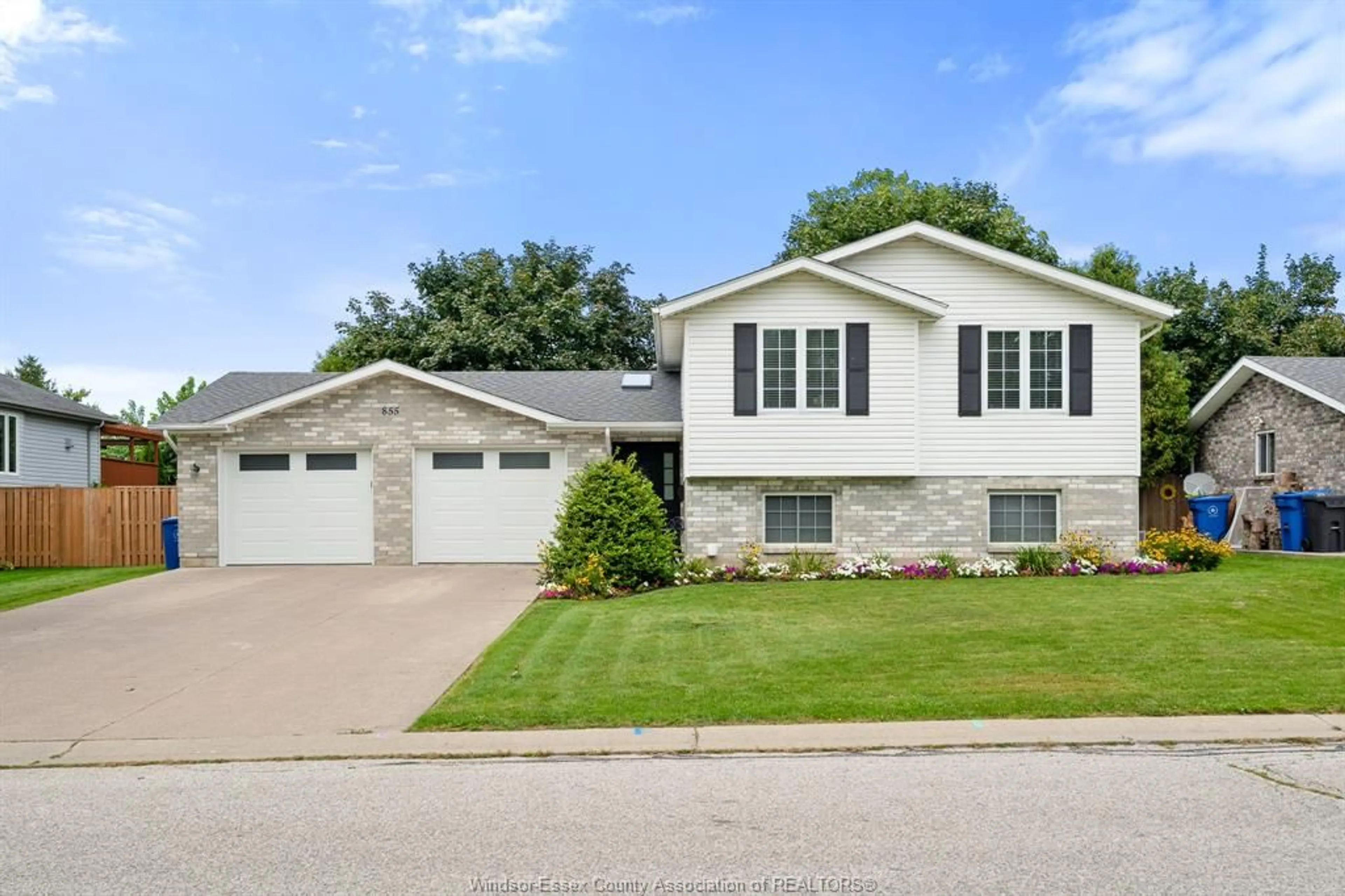 Home with vinyl exterior material, street for 855 LAWNDALE AVE, Kingsville Ontario N9Y 3S5