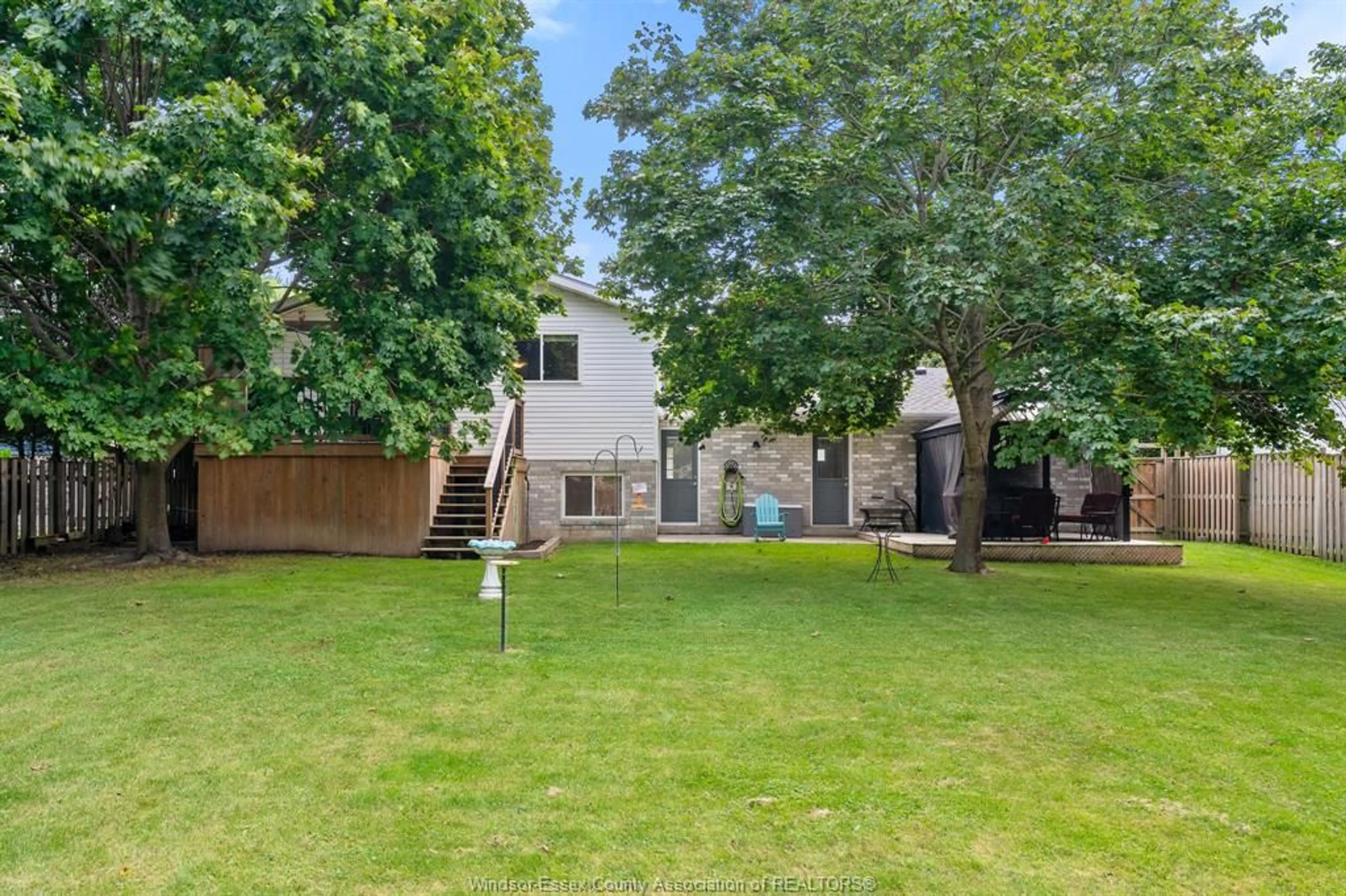 A pic from outside/outdoor area/front of a property/back of a property/a pic from drone, street for 855 LAWNDALE Ave, Kingsville Ontario N9Y 3S5