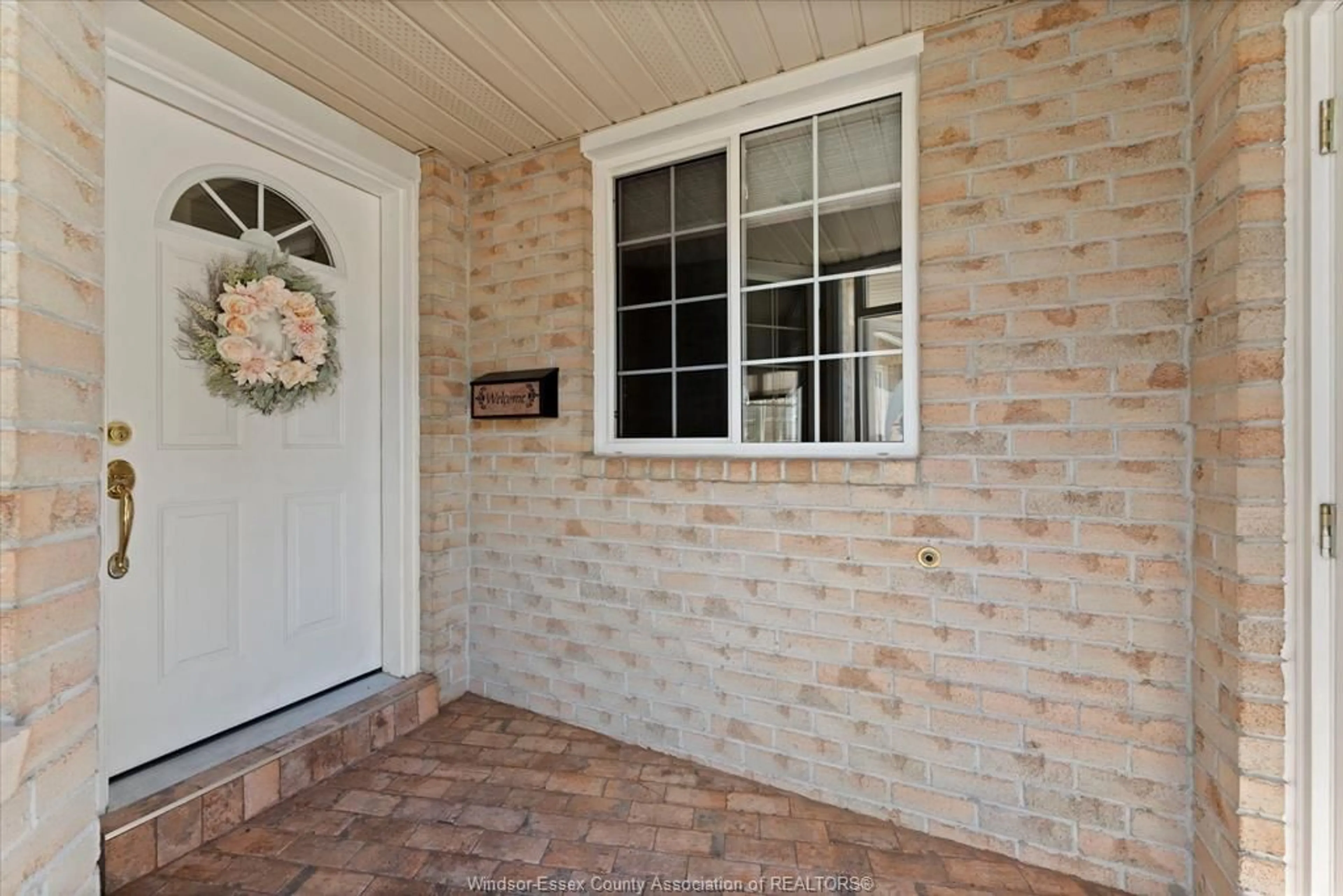 Indoor entryway for 1941 Blue Heron Dr, Windsor Ontario N8P 1P6