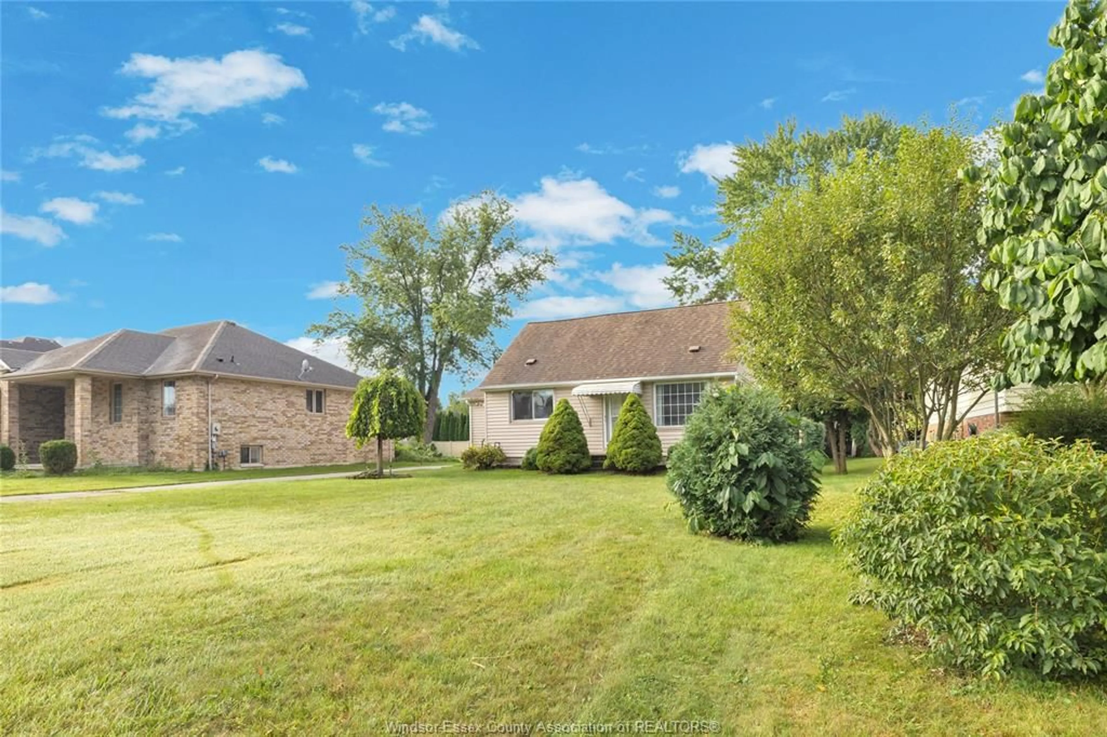 A pic from outside/outdoor area/front of a property/back of a property/a pic from drone, unknown for 1262 REAUME Rd, LaSalle Ontario N9J 1C1