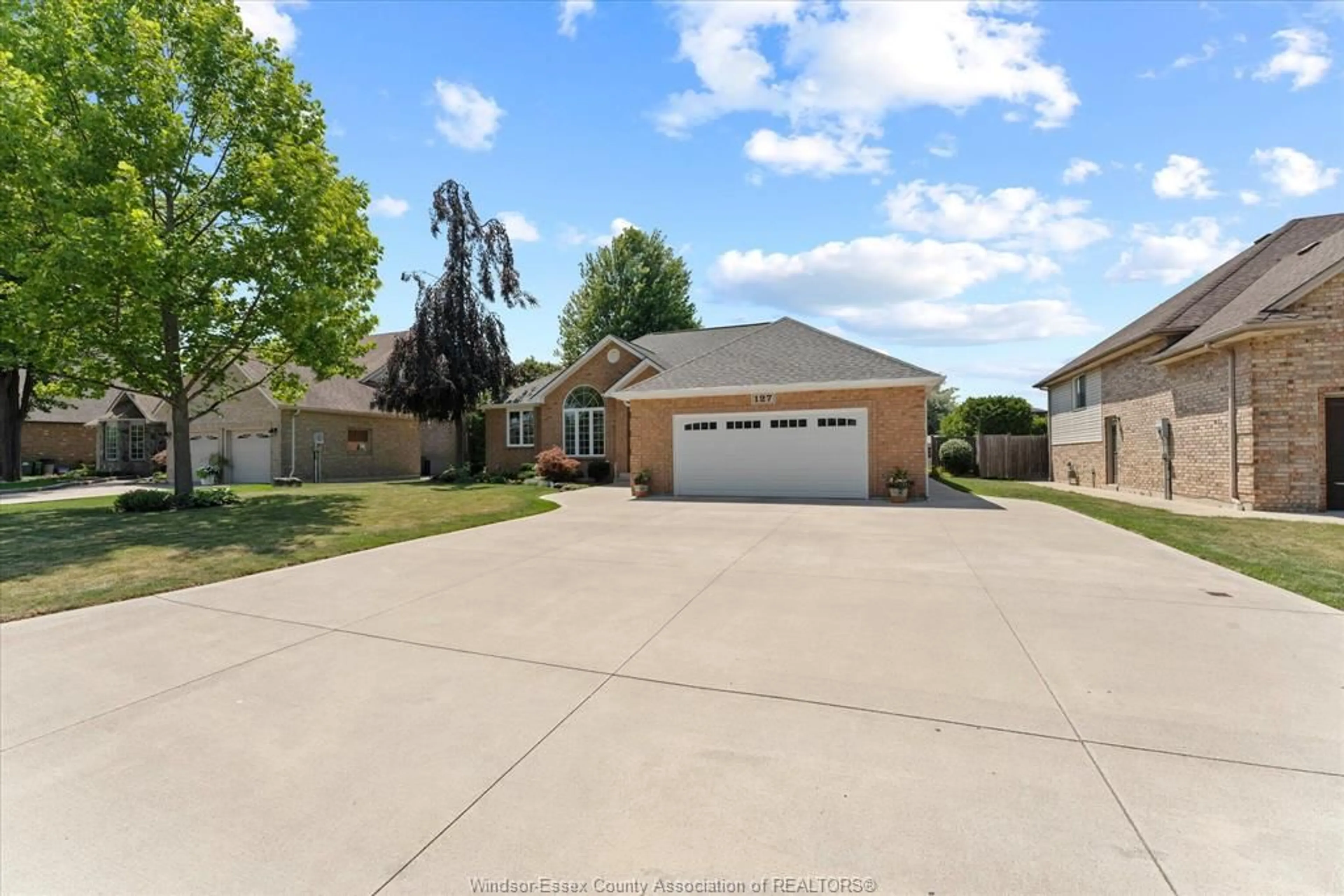 A pic from outside/outdoor area/front of a property/back of a property/a pic from drone, street for 127 WINTERMUTE Ave, Lakeshore Ontario N8L 0Y6