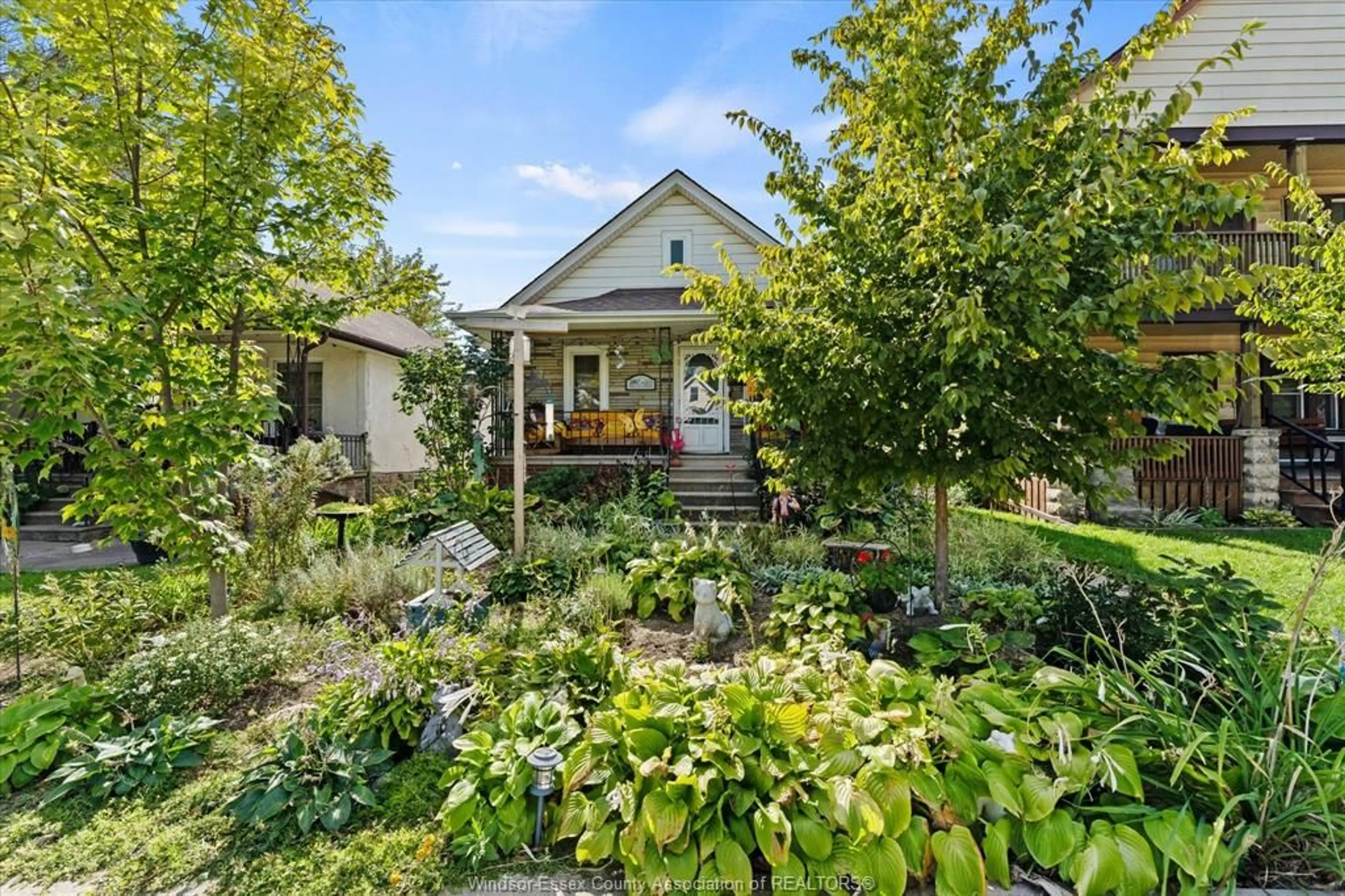 A pic from outside/outdoor area/front of a property/back of a property/a pic from drone, street for 1535 MOY Ave, Windsor Ontario N8X 1J4