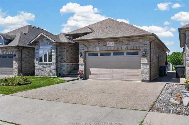 3945 ZANZIBAR Cres, Windsor 3