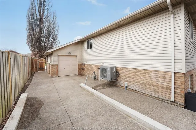 3888 ARISTOTLE Cres, Windsor 5