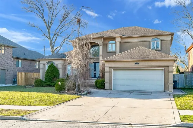 425 COUNTRY CLUB Dr, Windsor 4
