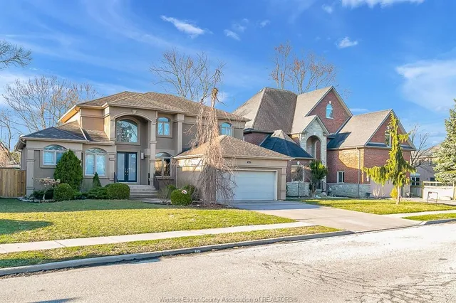 425 COUNTRY CLUB Dr, Windsor 5
