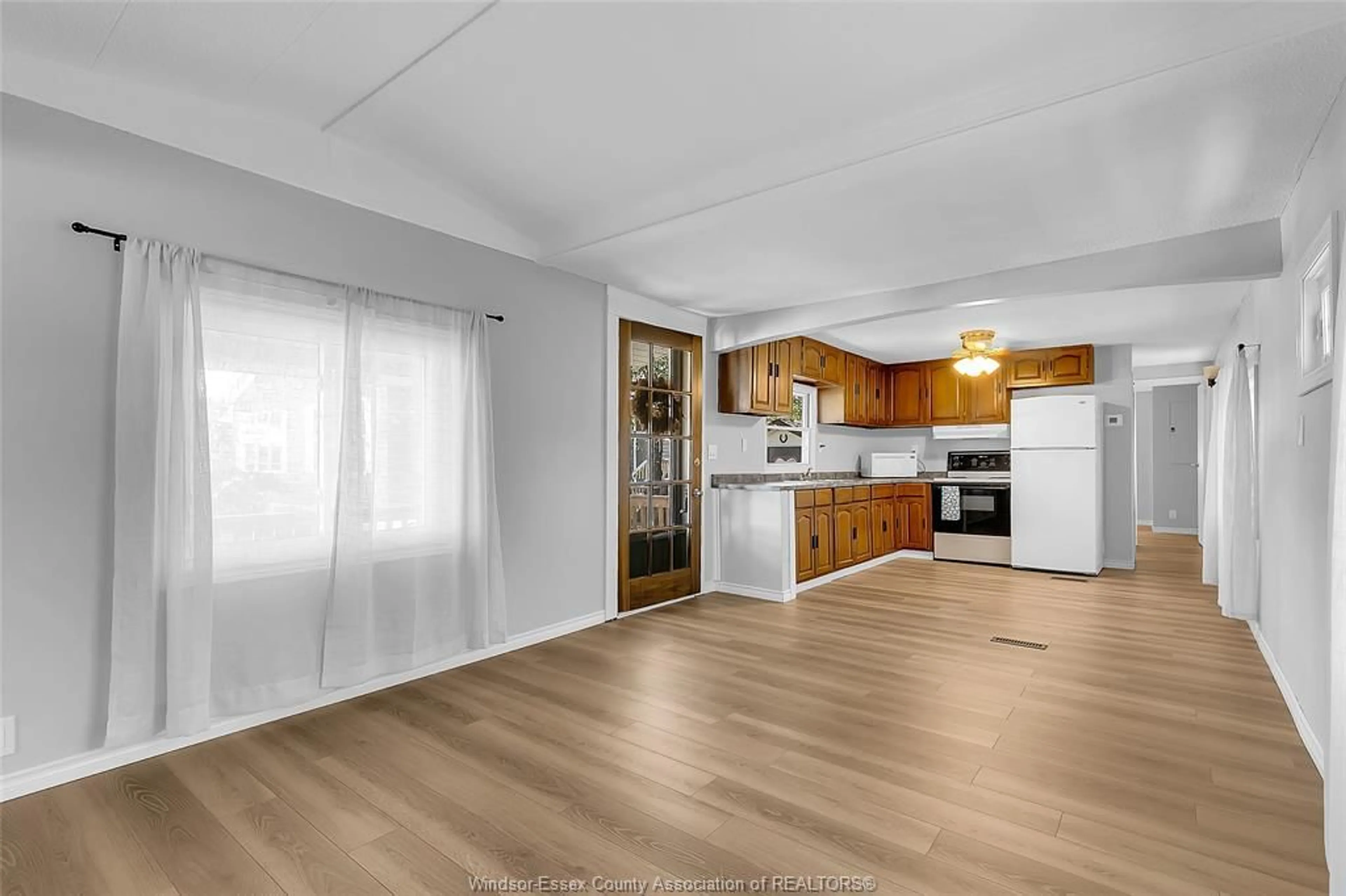 Open concept kitchen, wood/laminate floor for 39 WILDER, Lakeshore Ontario N8N 2T1