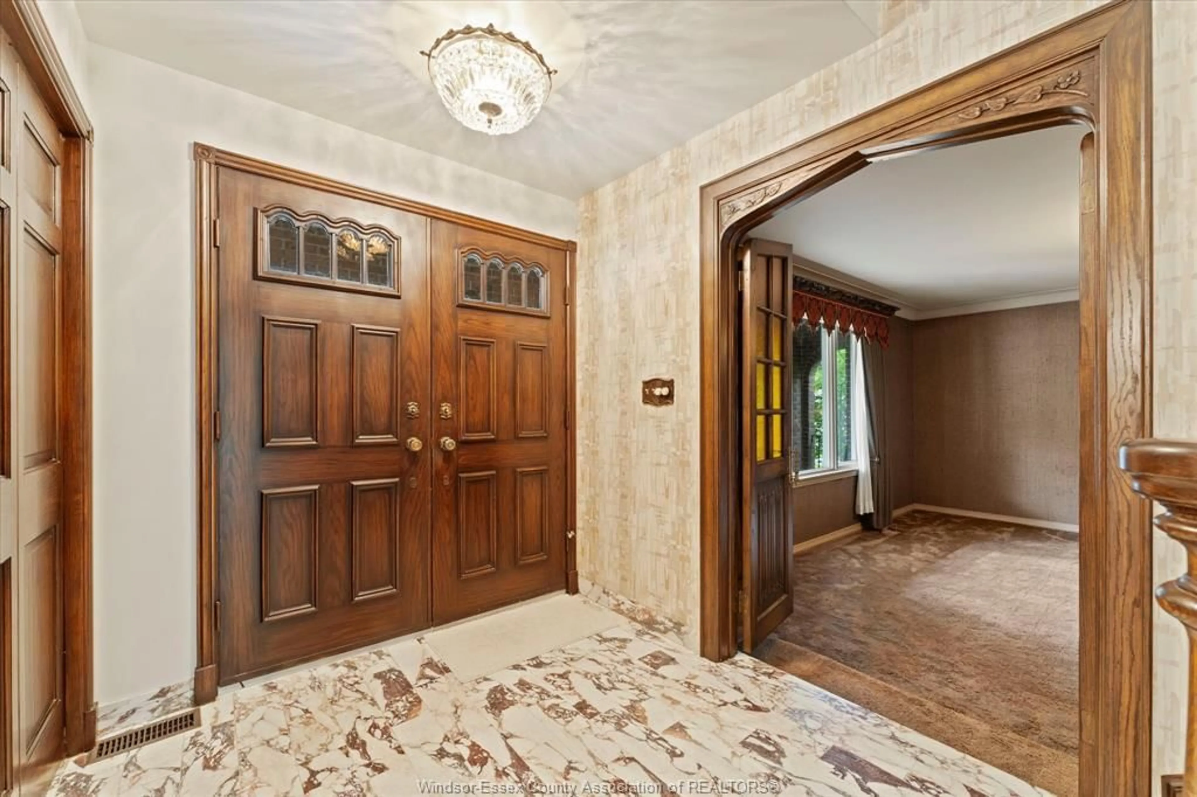 Indoor foyer for 3696 Huntington Ave, Windsor Ontario N9E 3N3