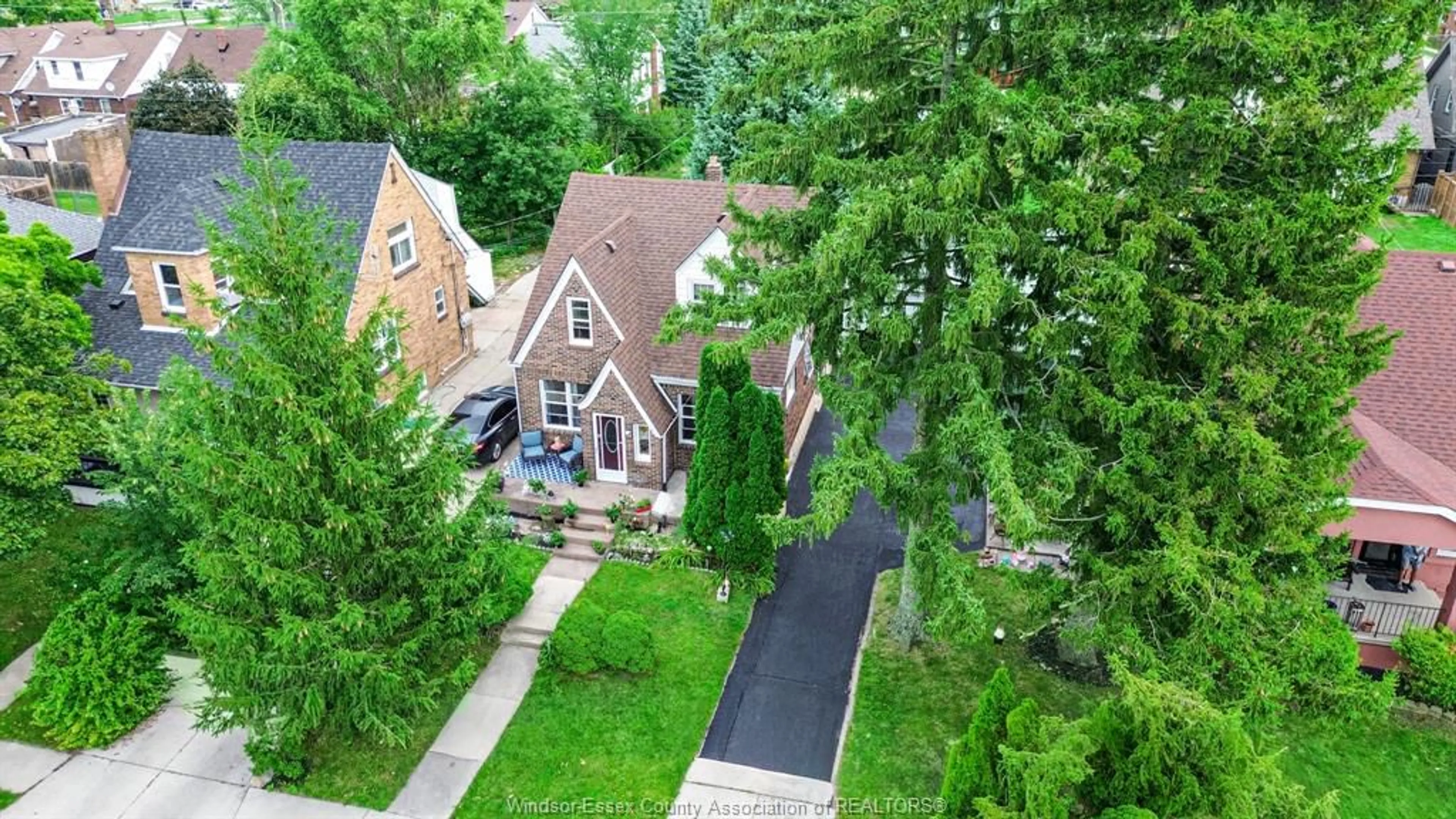 A pic from outside/outdoor area/front of a property/back of a property/a pic from drone, street for 2270 LILLIAN, Windsor Ontario N8X 4B2